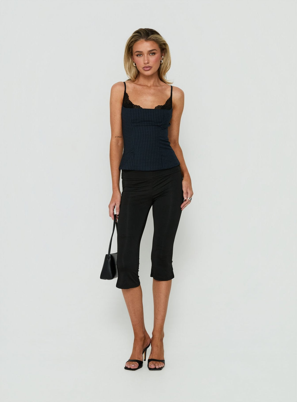 #NOVERA - Pantalón Capri Avedon Negro con Cintura Doblada -