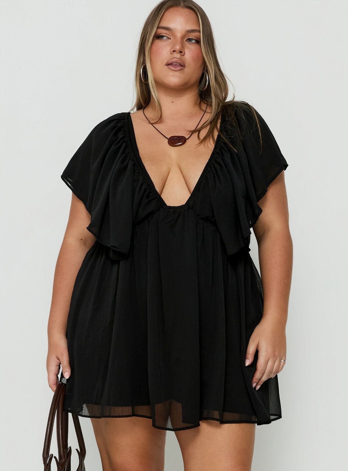 #NOVERA - Mono Corto Oriana Negro de Escote Profundo Talla Grande -