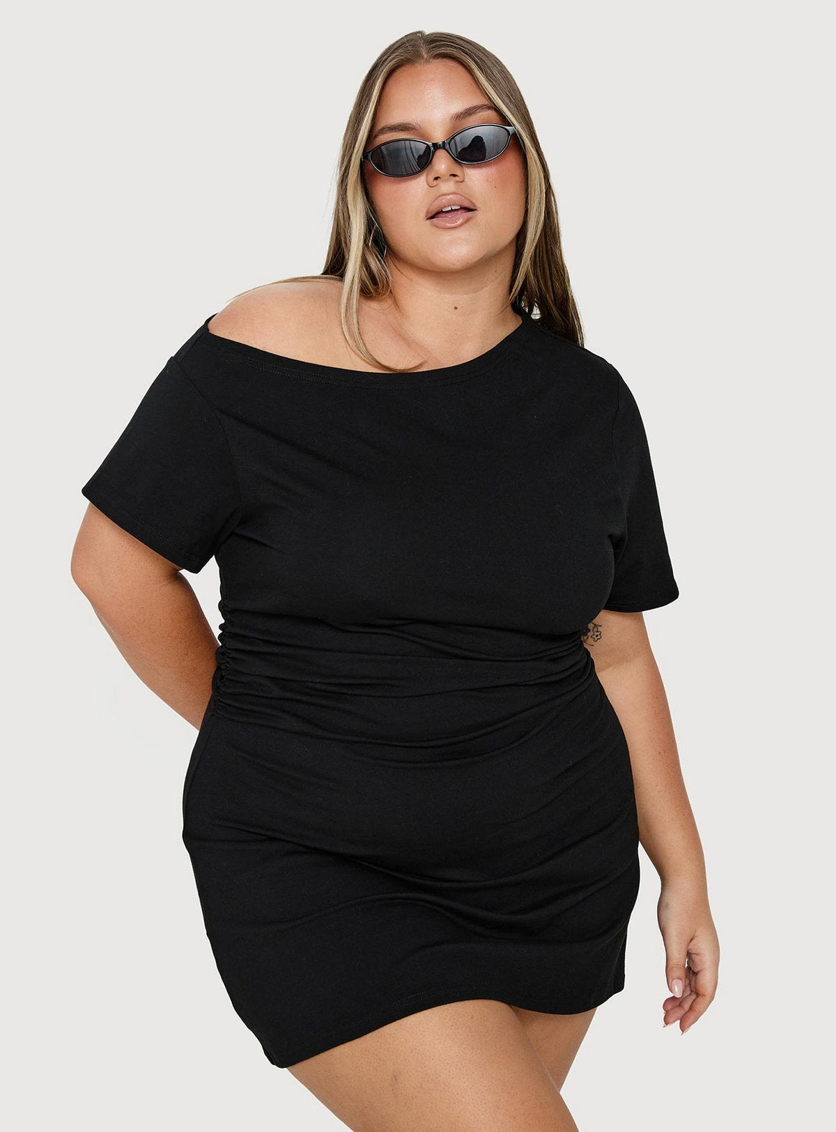 #NOVERA - Vestido Mini Avriana Negro con Hombros Descubiertos Talla Grande -