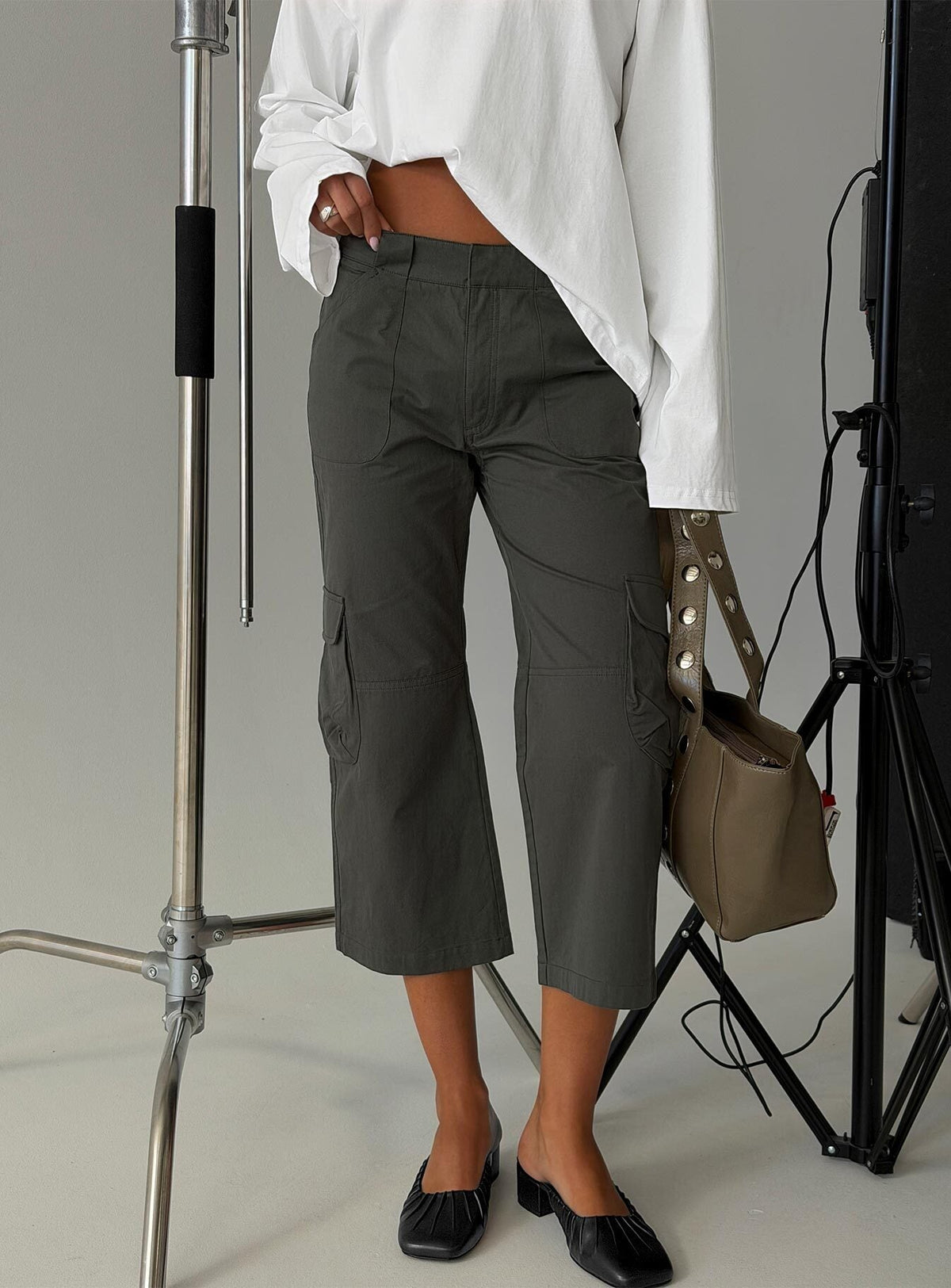 #NOVERA - Pantalón Indee Gris Antracita Crop Cargo -