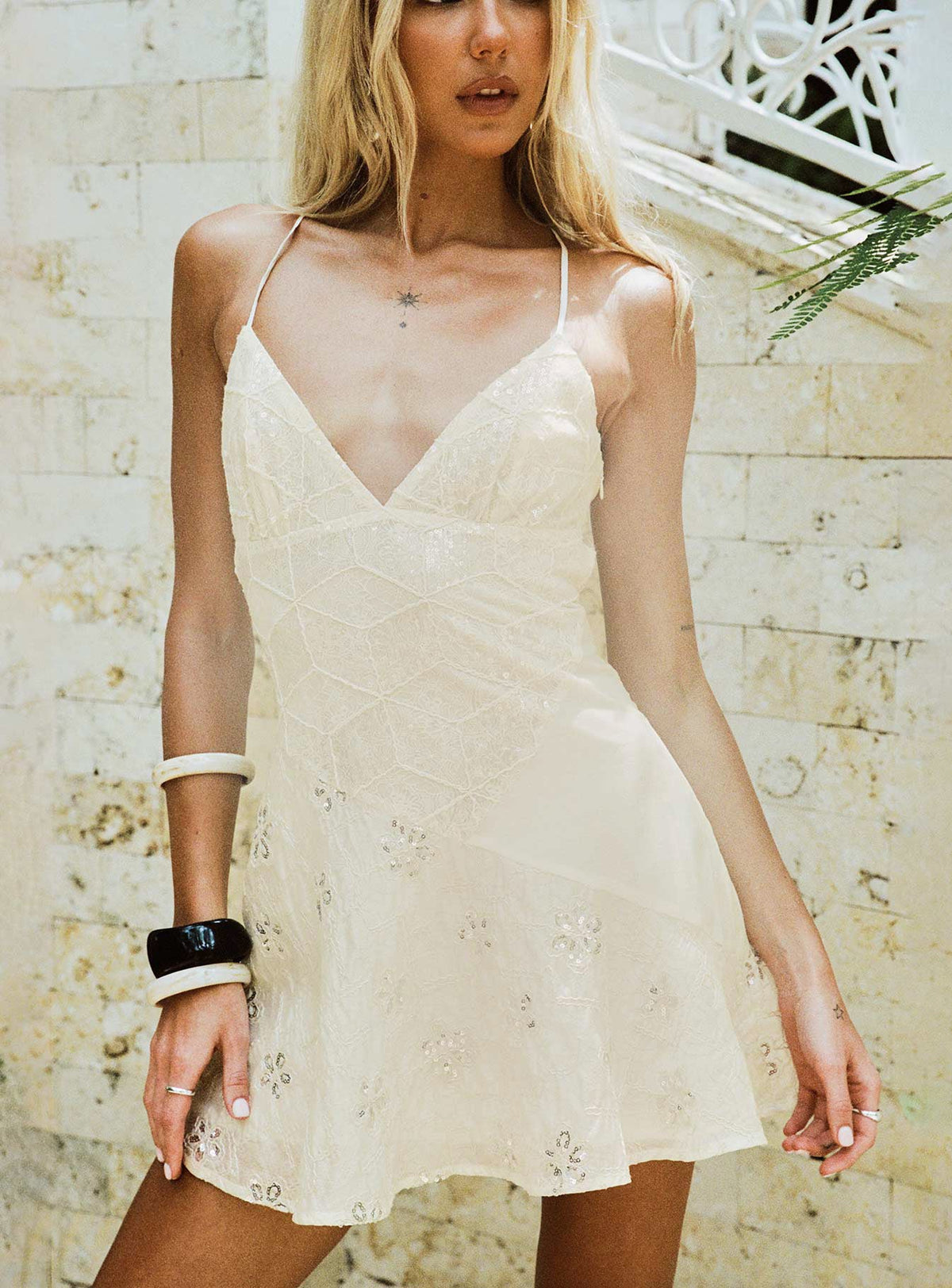#NOVERA - Vestido Mini Odelinda Crema de Lentejuelas con Cuello en V -