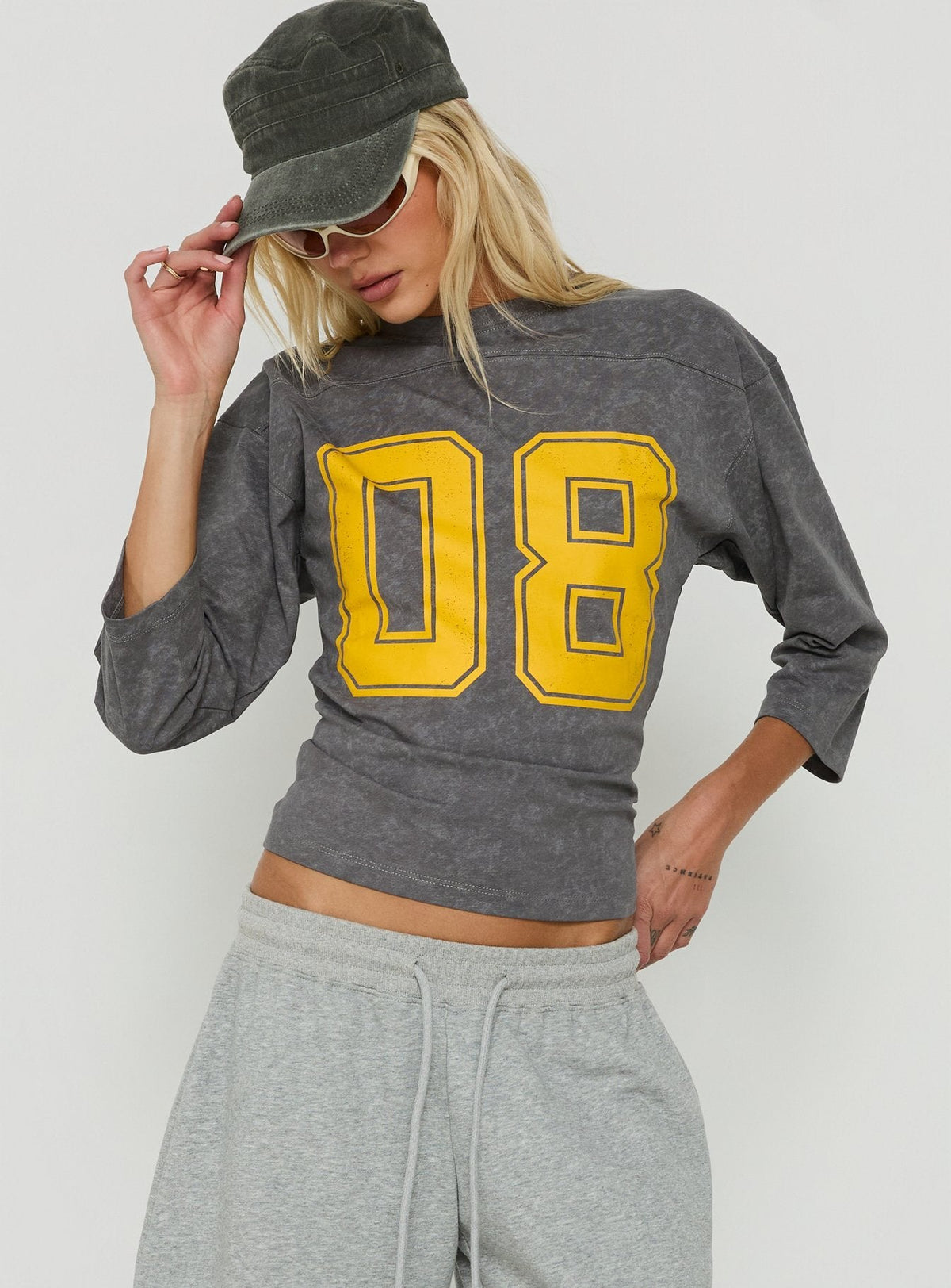 #NOVERA - Camiseta Olga Gris y Amarilla de Manga 3/4 Estampada -