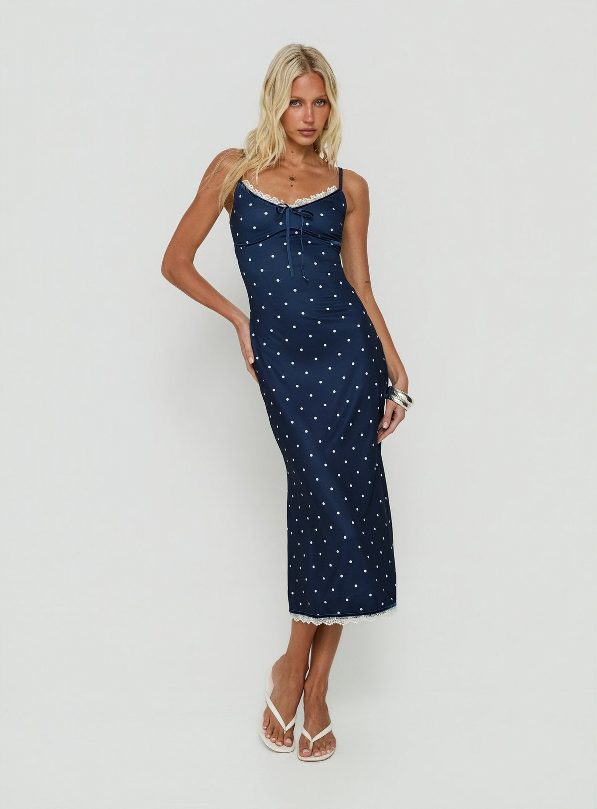 #NOVERA - Vestido Midi Josefina Azul Marino y Blanco de Lunares con Cuello en V con Volantes -