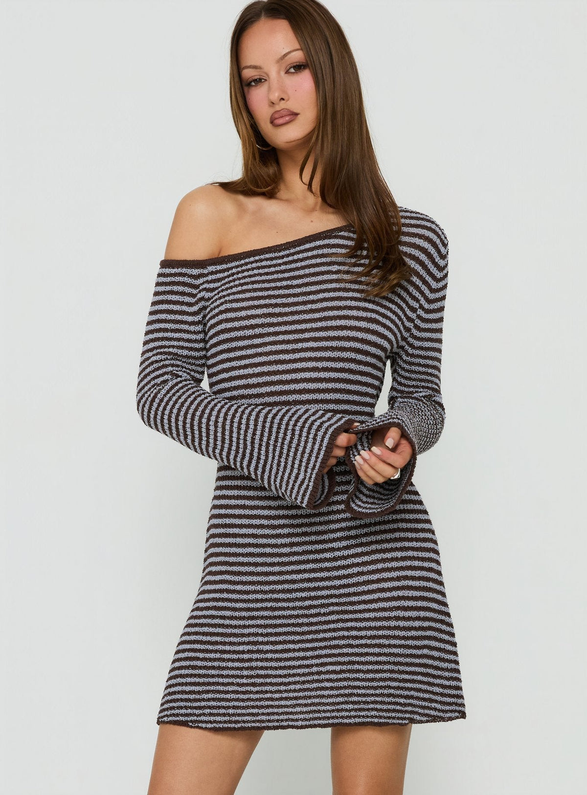 #NOVERA - Vestido Mini Katileya Marrón y Azul de Rayas con Hombros Descubiertos de Manga Larga -