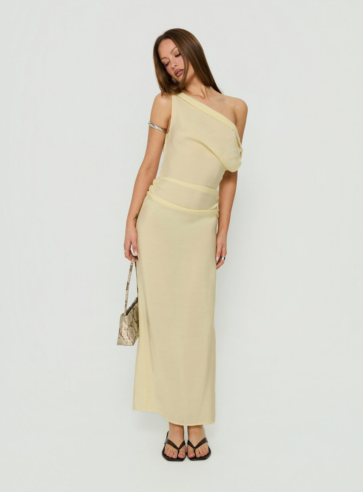 #NOVERA - Vestido Largo Garraf Amarillo con Hombros Descubiertos -