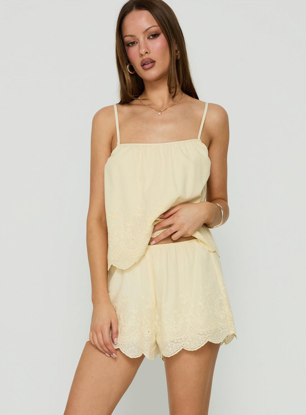 #NOVERA - Shorts Úbeda Amarillos Bordados -