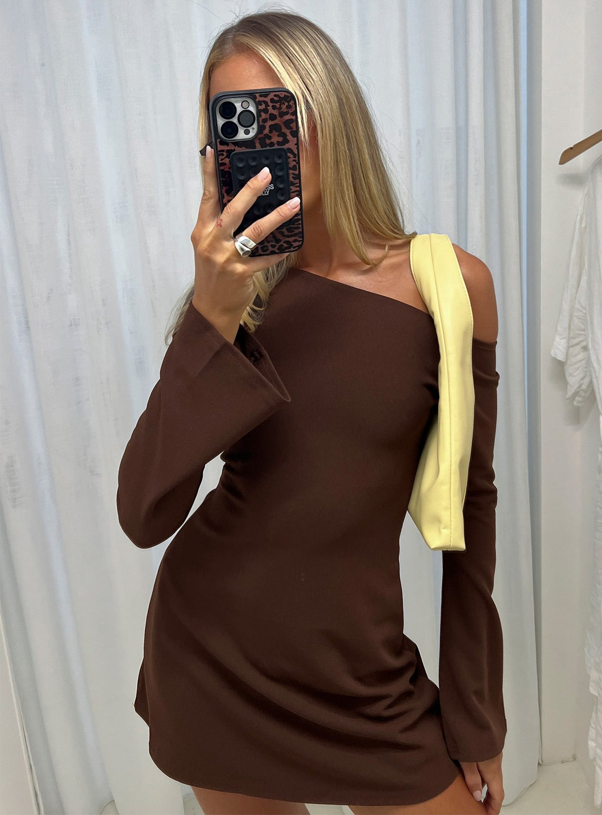 #NOVERA - Vestido Mini Adrietta Marrón de Manga Larga con Hombros Descubiertos -