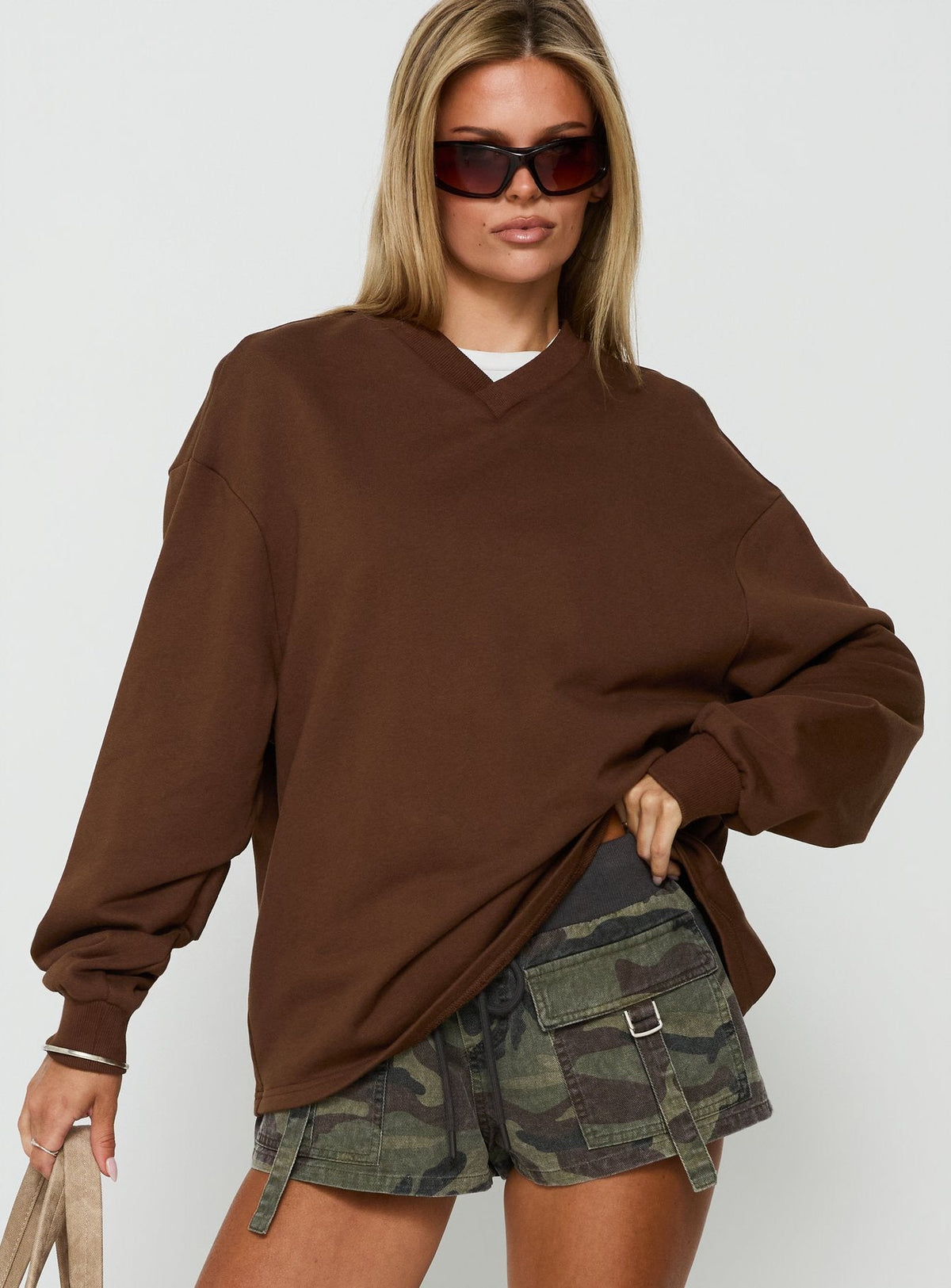 #NOVERA - Jersey Opollo Marrón con Cuello en V -