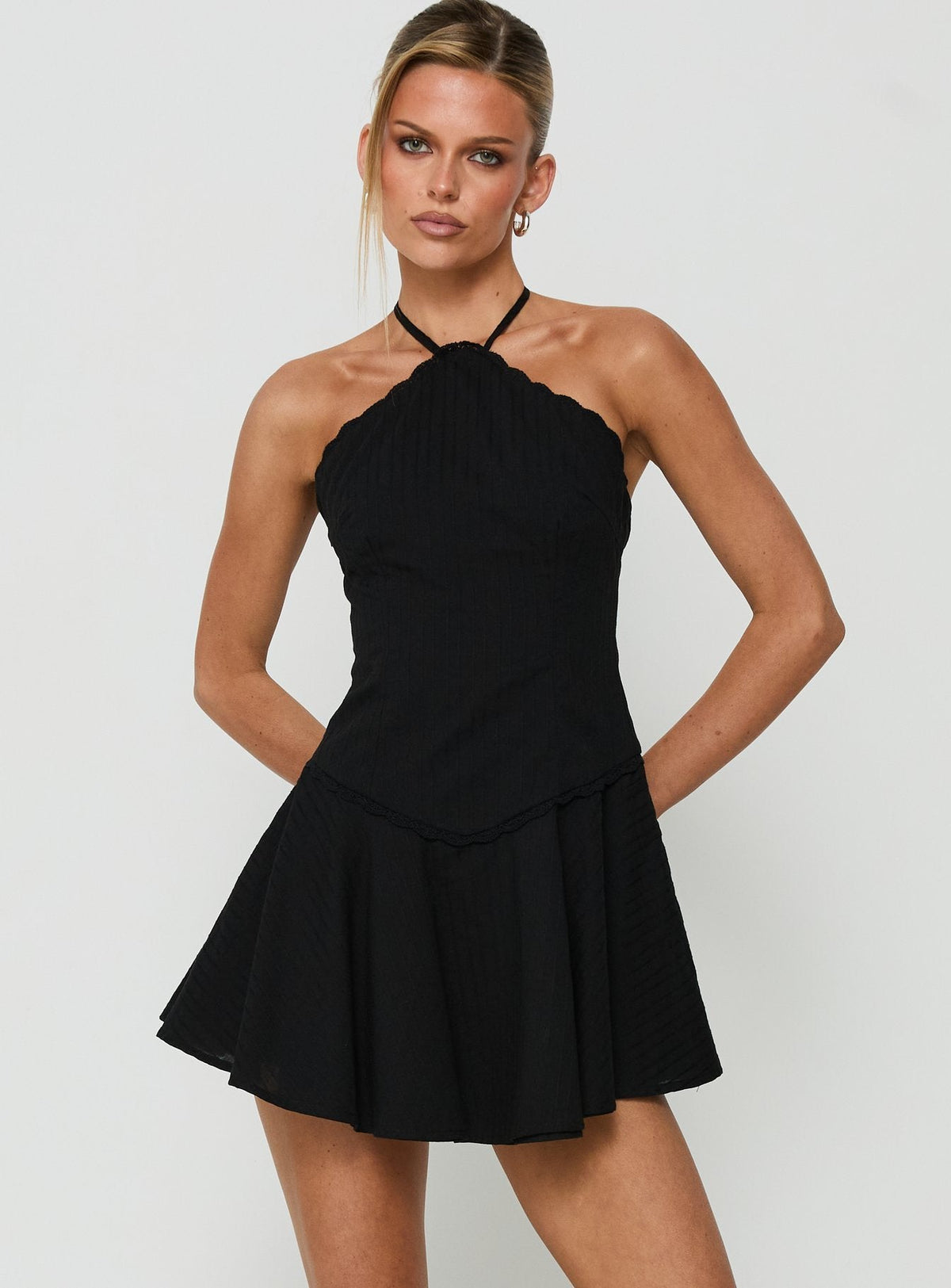 #NOVERA - Vestido Mini Hunnie Negro Halter -