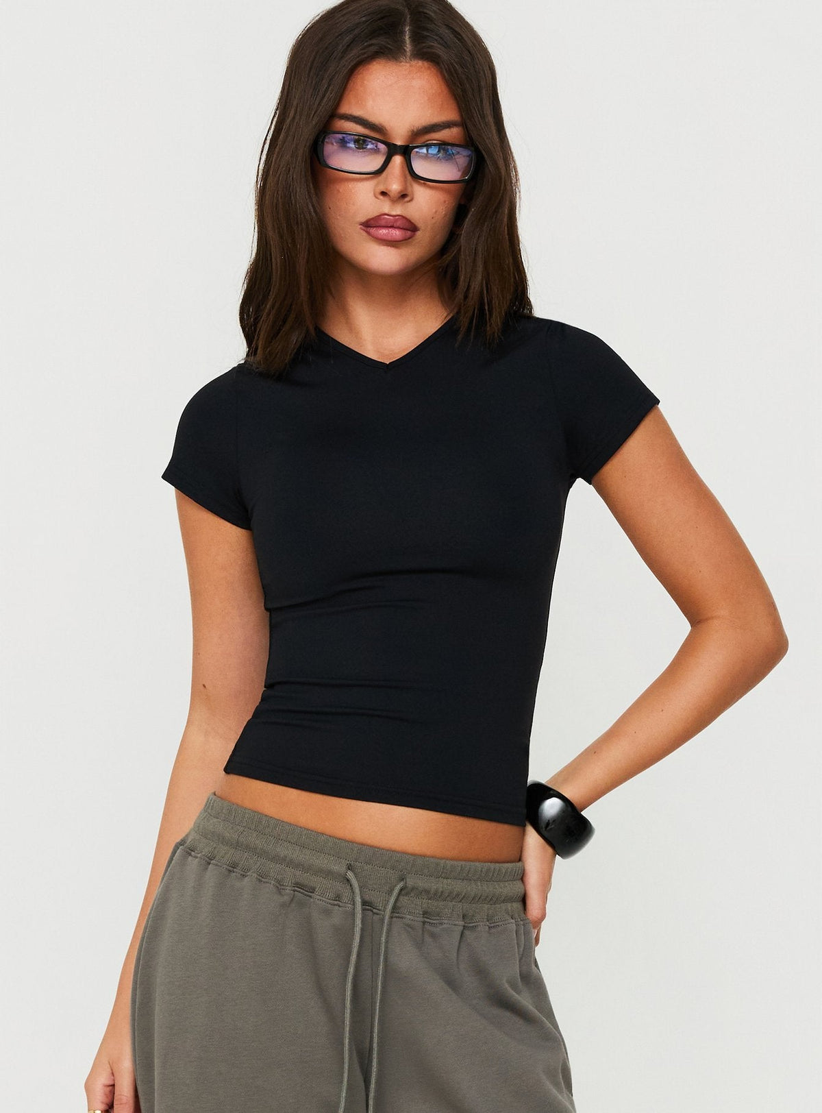 #NOVERA - Top Define Negro con Cuello en V de Manga Corta -