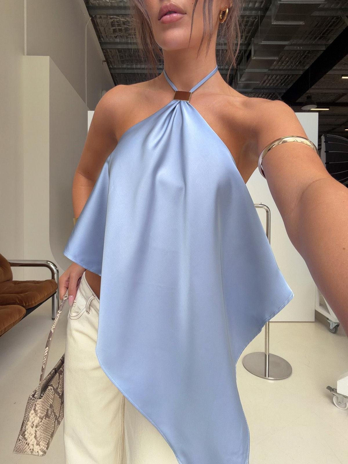 #NOVERA - Top Lisada Azul Halter Asimétrico -