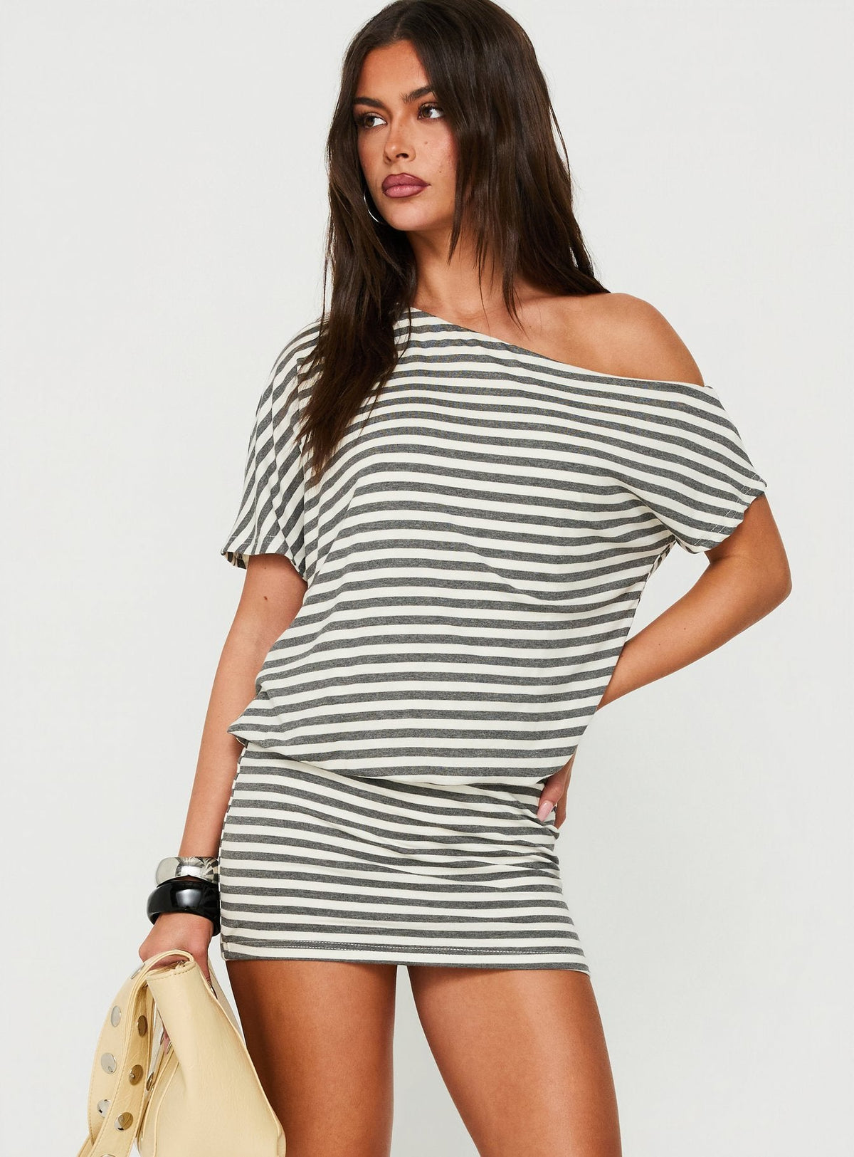 #NOVERA - Vestido Mini Jamelle Gris Antracita y Crema de Rayas con Hombros Descubiertos -