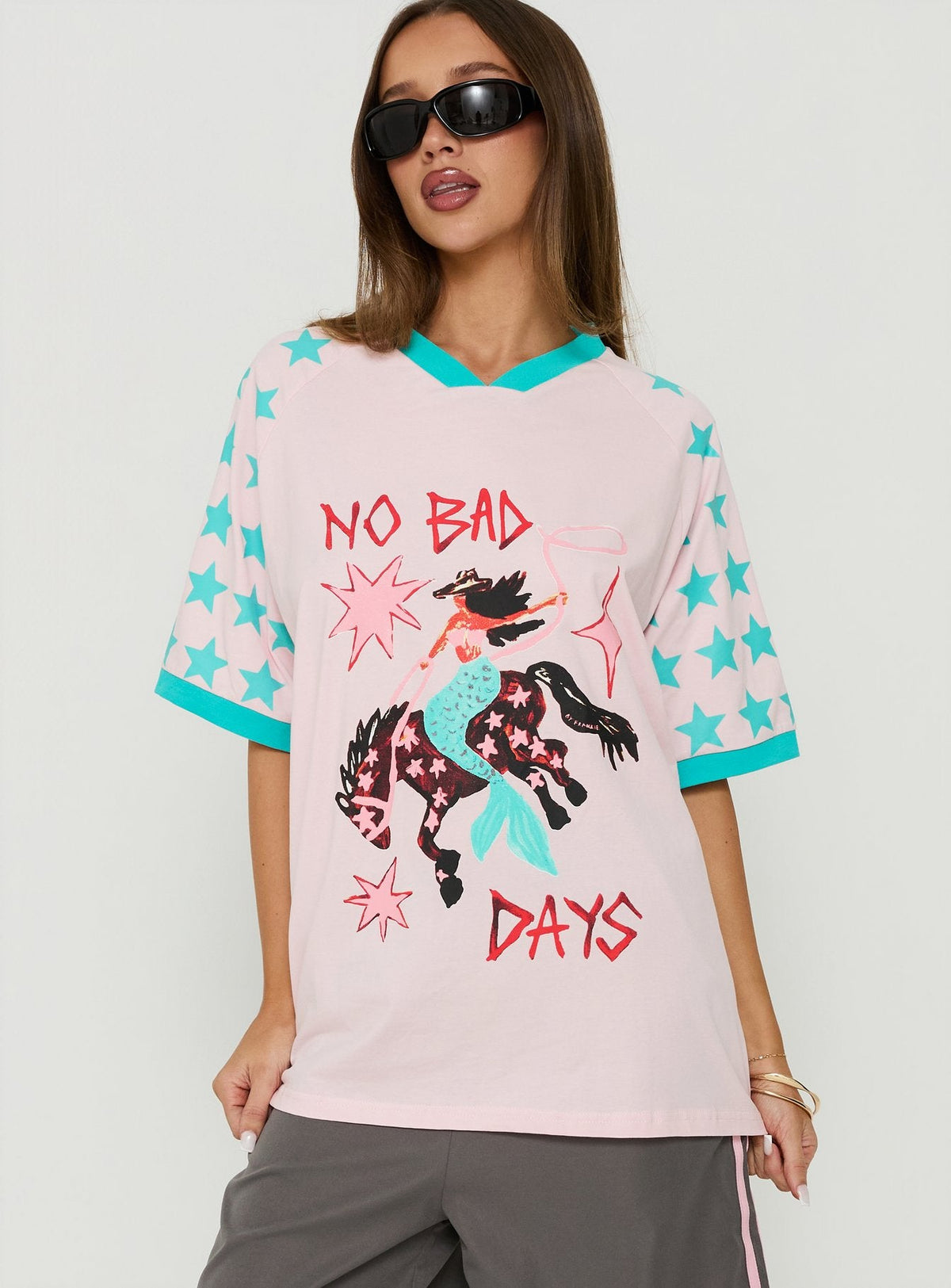 #NOVERA - Camiseta No Rosa y Multicolor Oversize Estampada -