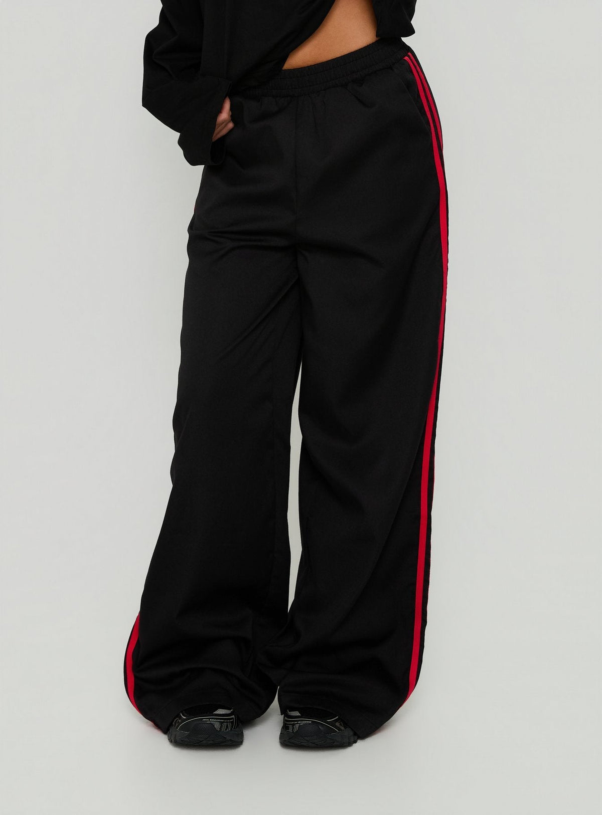#NOVERA - Pantalón de Chándal Asturias Negro y Rojo -