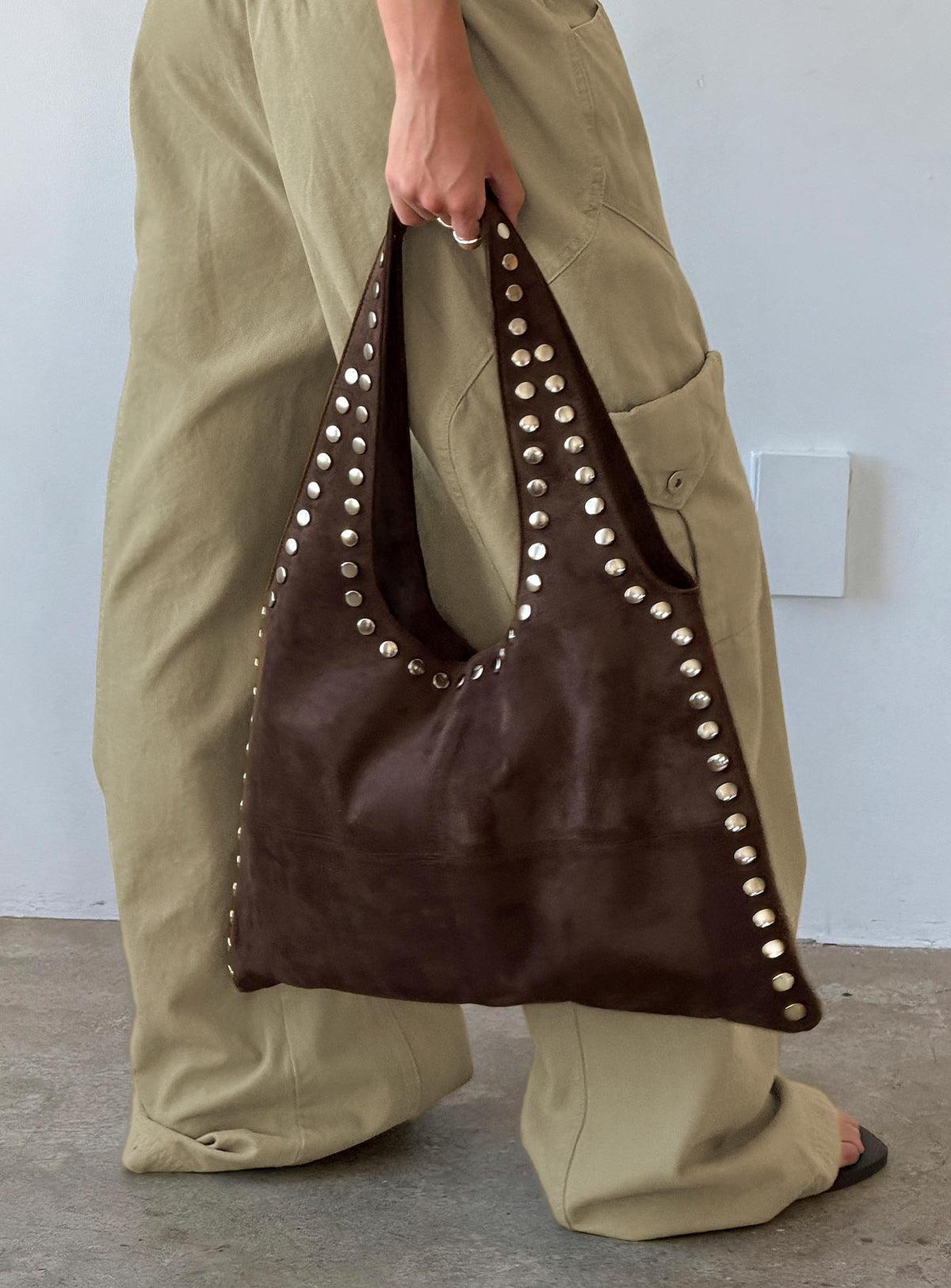 #NOVERA - Bolso Mijas Chocolate con Tachuelas de Ante Sintético -
