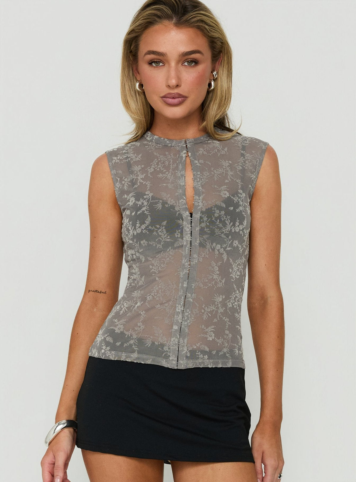 #NOVERA - Top Kelira Gris Antracita con Abertura Transparente -