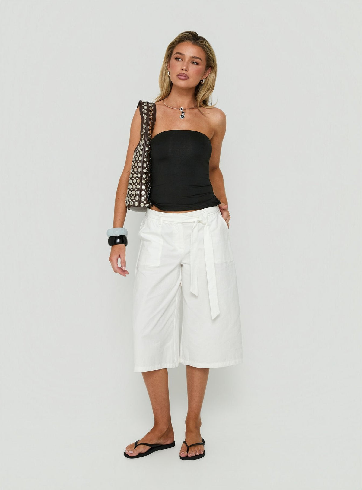 #NOVERA - Shorts Khori Blancos Tobilleros Largos -
