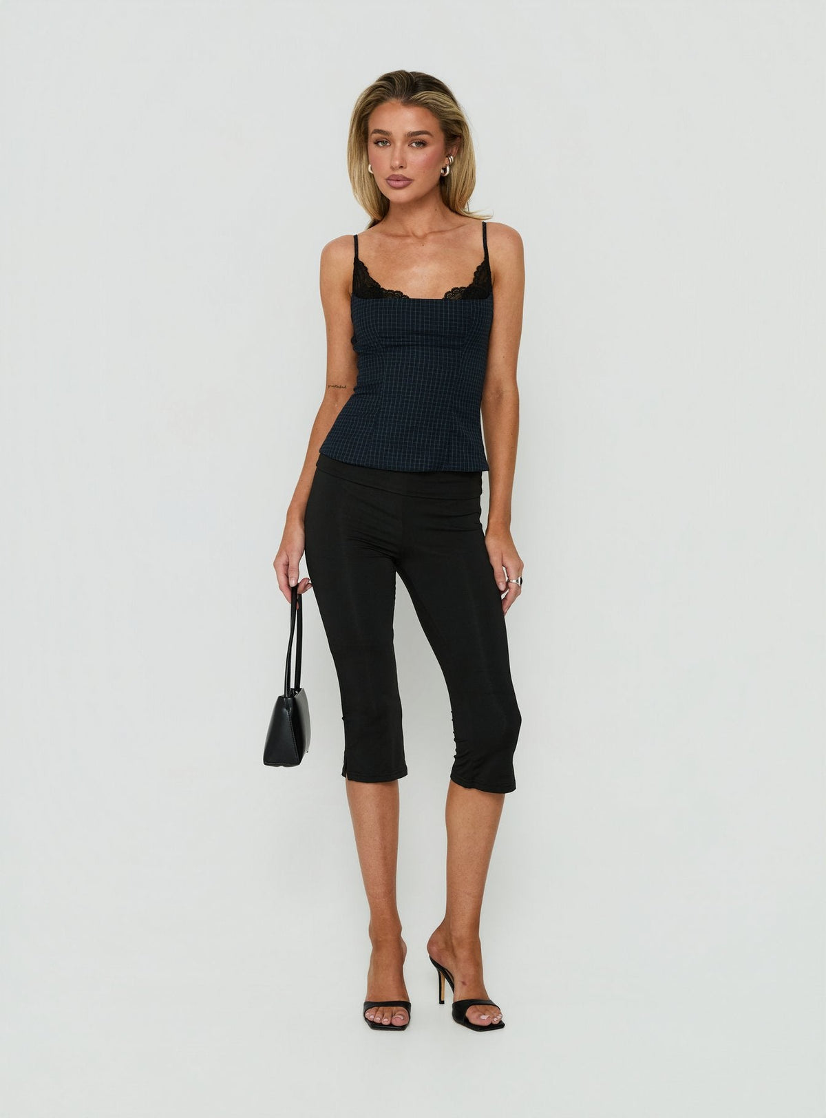 #NOVERA - Pantalón Capri Avedon Negro con Cintura Doblada -