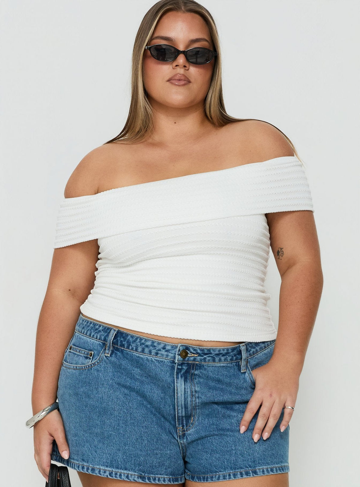 #NOVERA - Top Ausha Blanco de Rayas con Hombros Descubiertos Talla Grande -