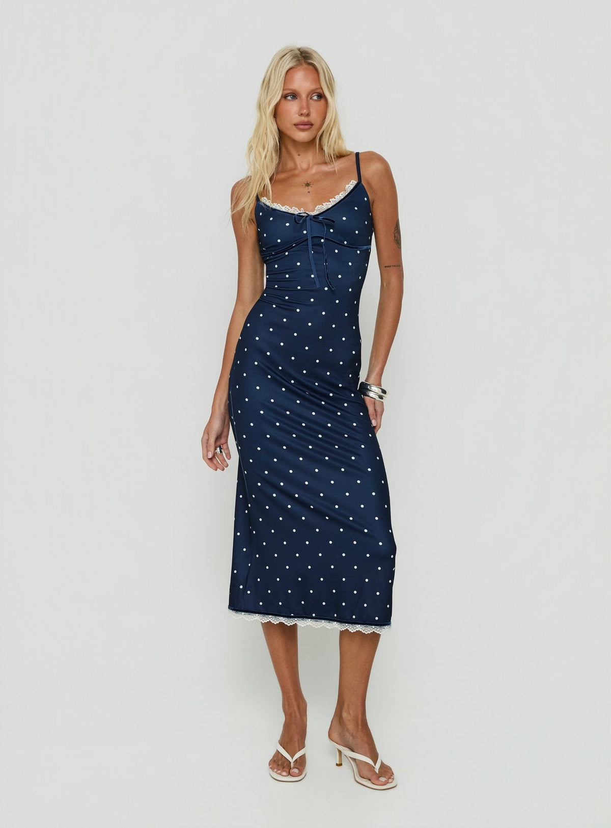 #NOVERA - Vestido Midi Josefina Azul Marino y Blanco de Lunares con Cuello en V con Volantes -