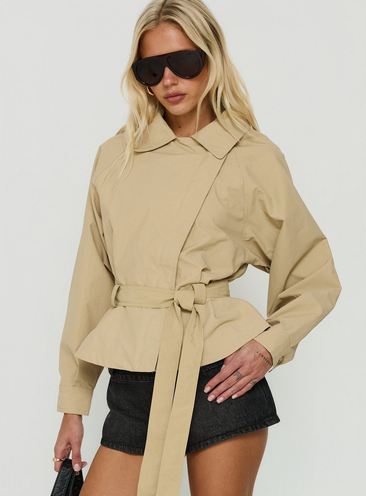 #NOVERA - Gabardina Ranique Beige con Lazo Crop -