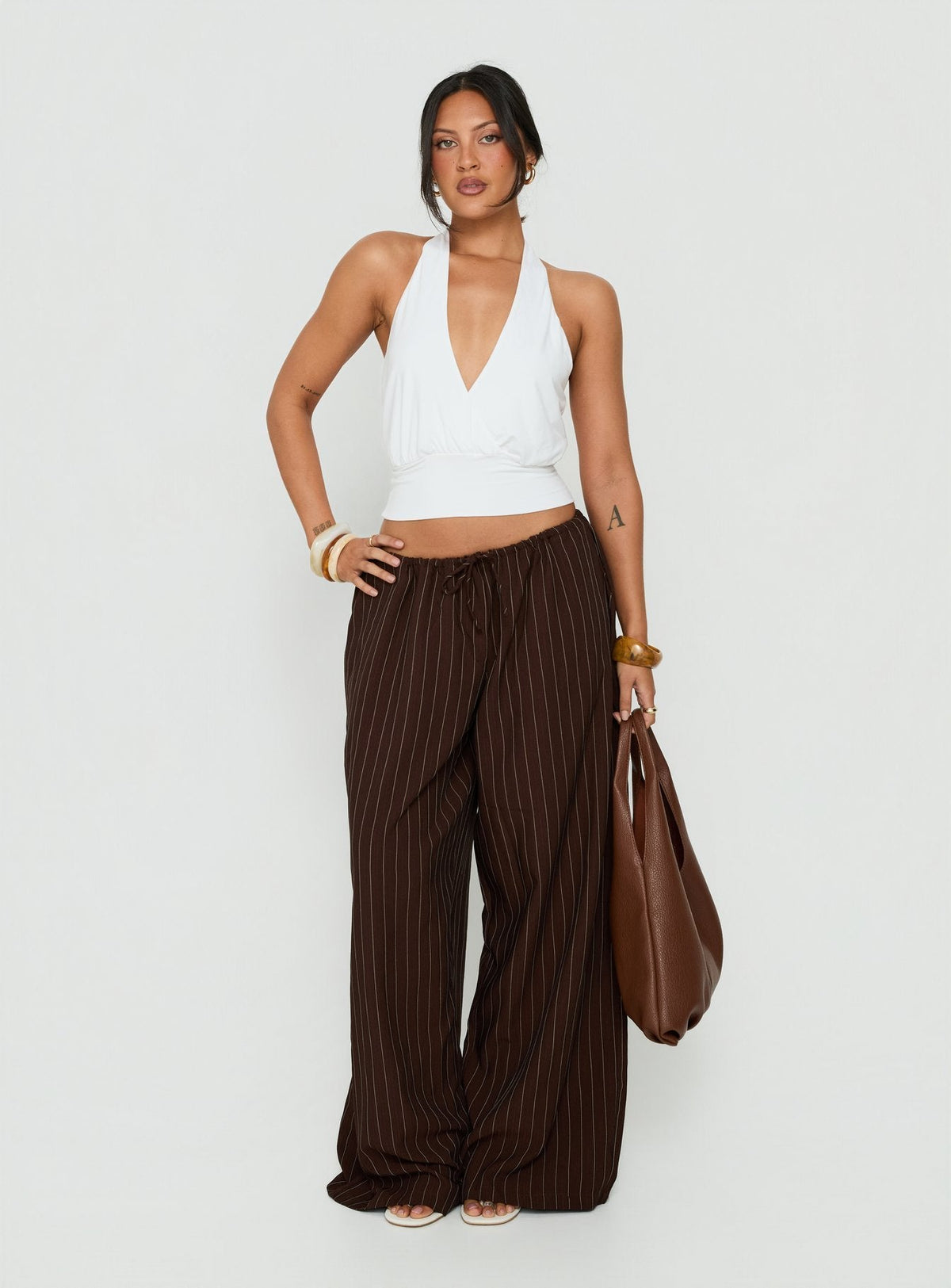 #NOVERA - Pantalón Bungala Marrón de Raya Diplomática Oversize Holgado -