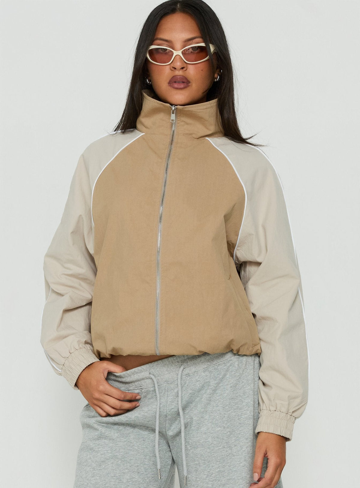 #NOVERA - Chaqueta Mistro Beige de Cuello Alto -
