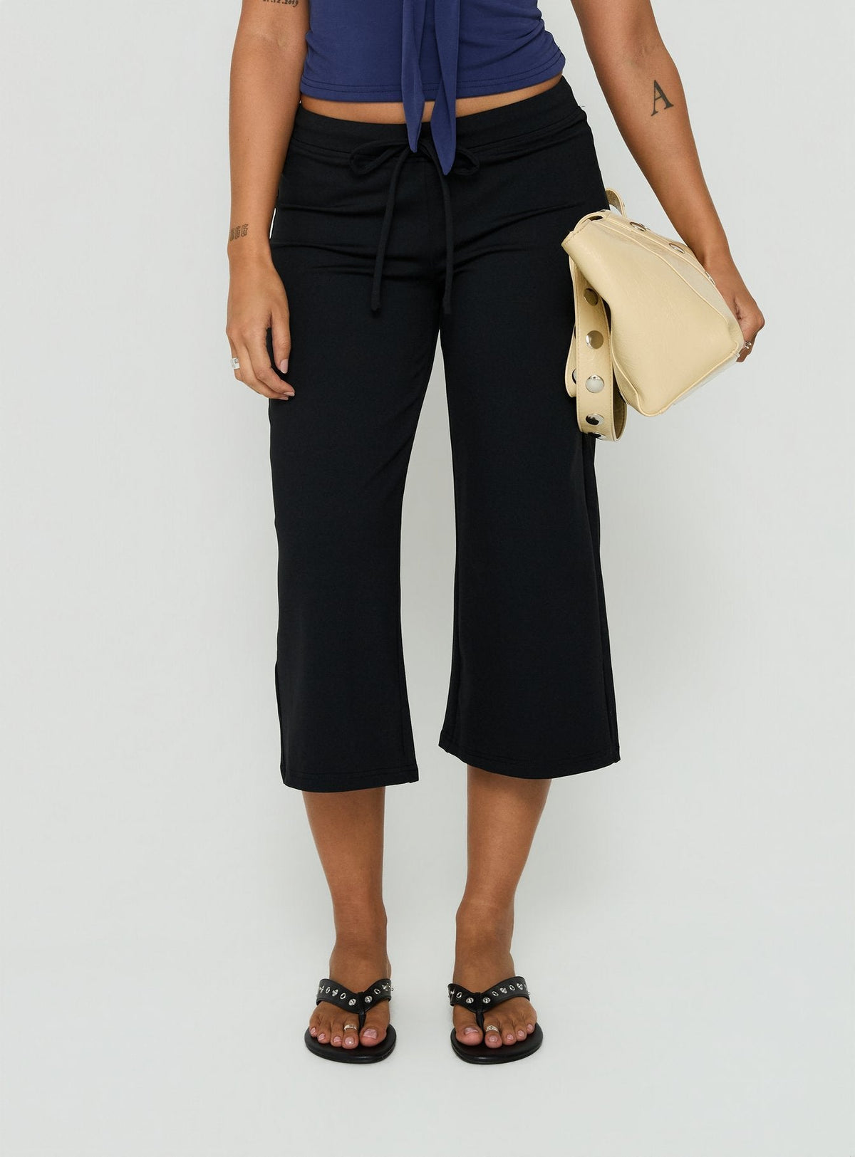 #NOVERA - Pantalón Capri Kallora Negro de Tiro Bajo de Pierna Ancha -