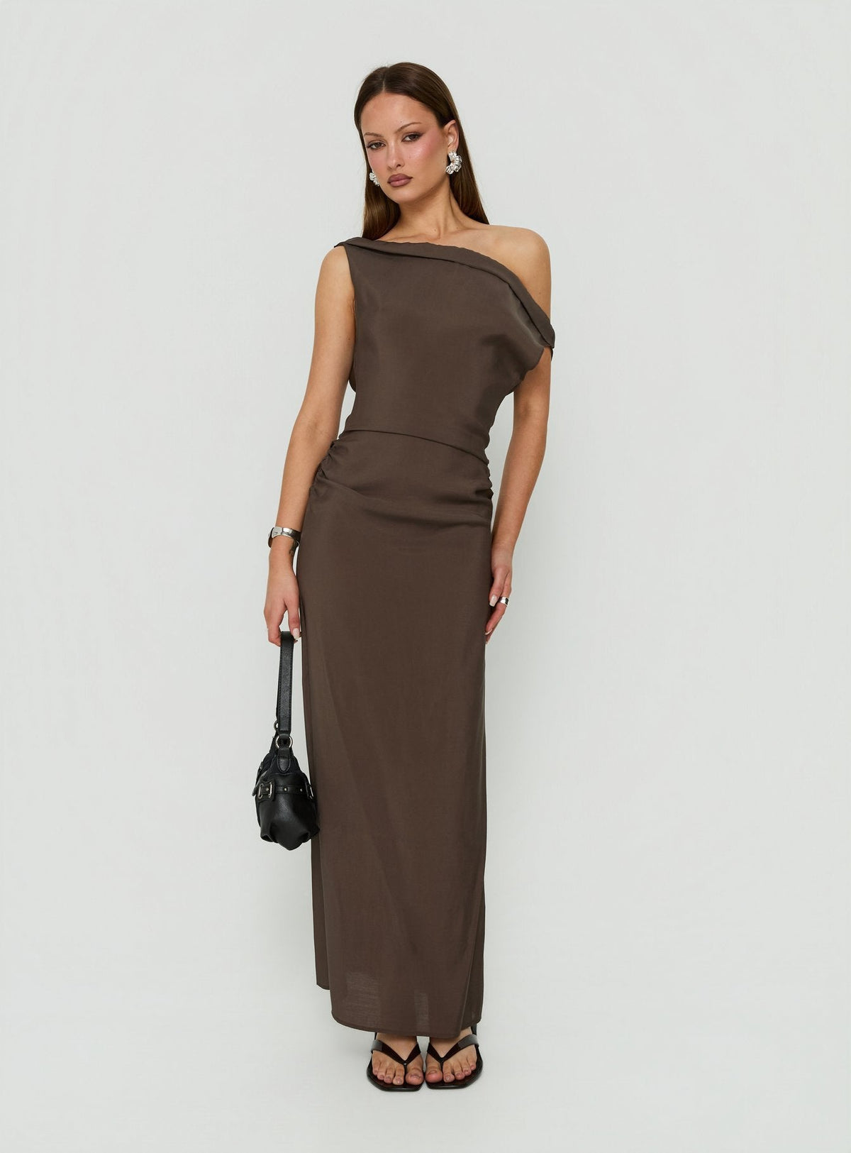 #NOVERA - Vestido Largo Garraf Chocolate con Hombros Descubiertos -