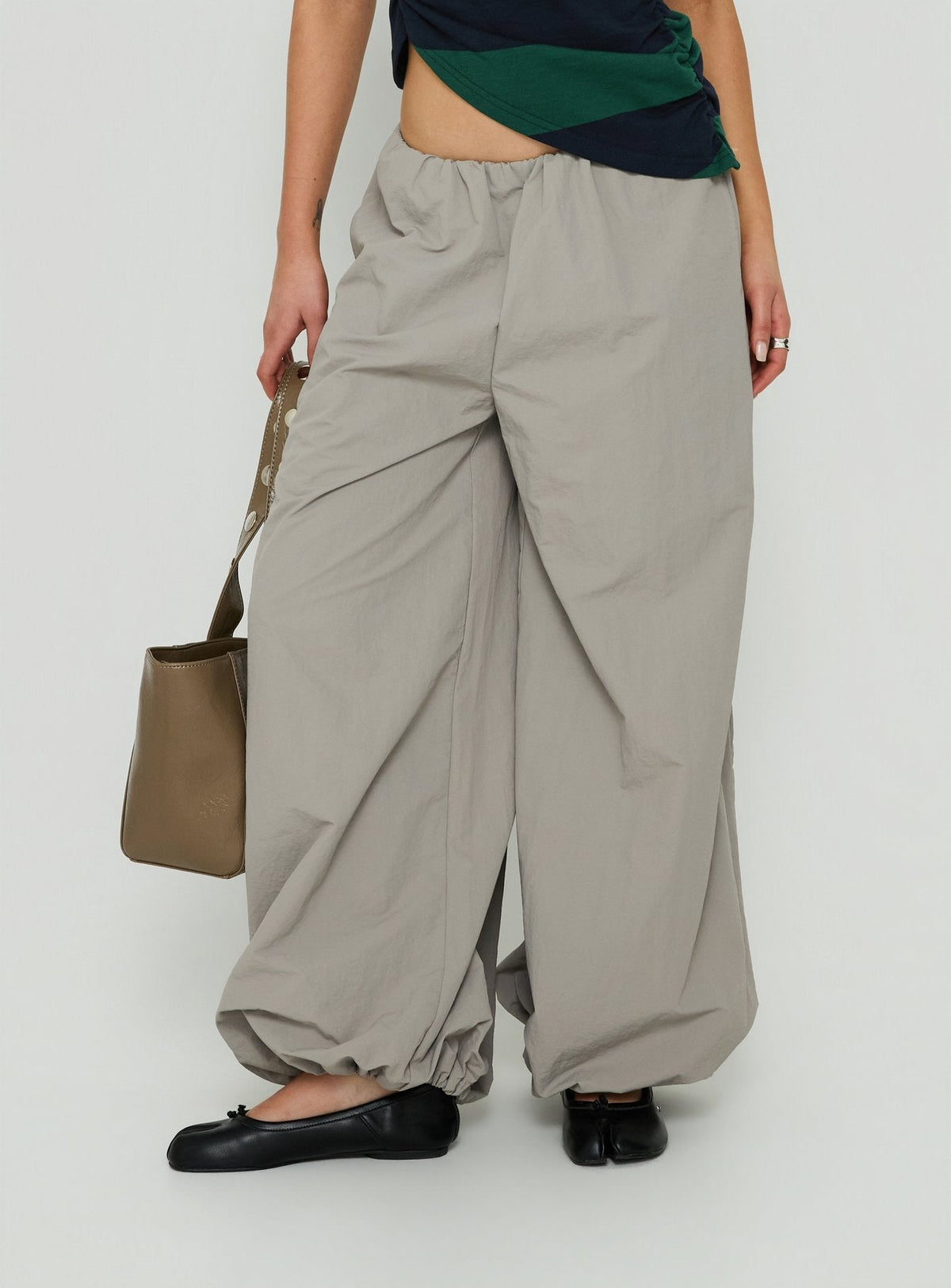 #NOVERA - Pantalón Nylon Gris Baggy -