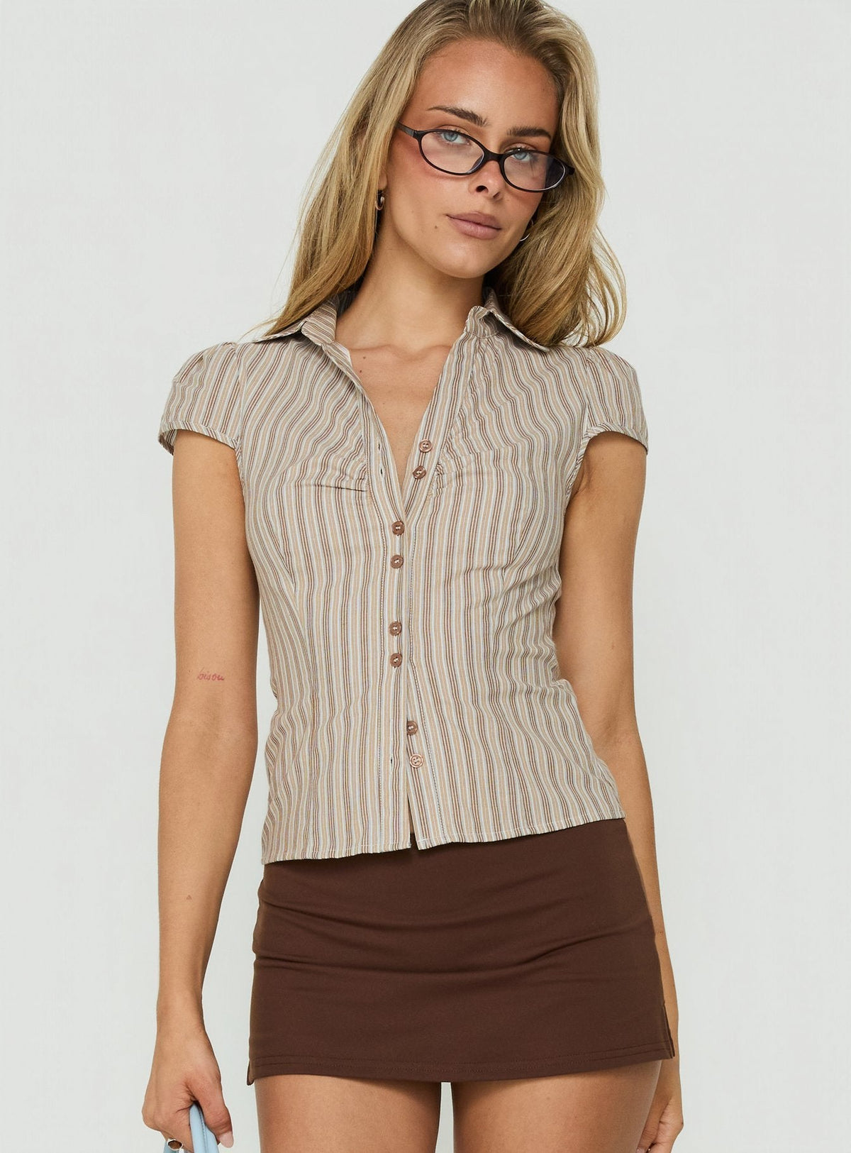 #NOVERA - Camisa Arianwyn Marrón Multicolor de Rayas de Manga Corta -