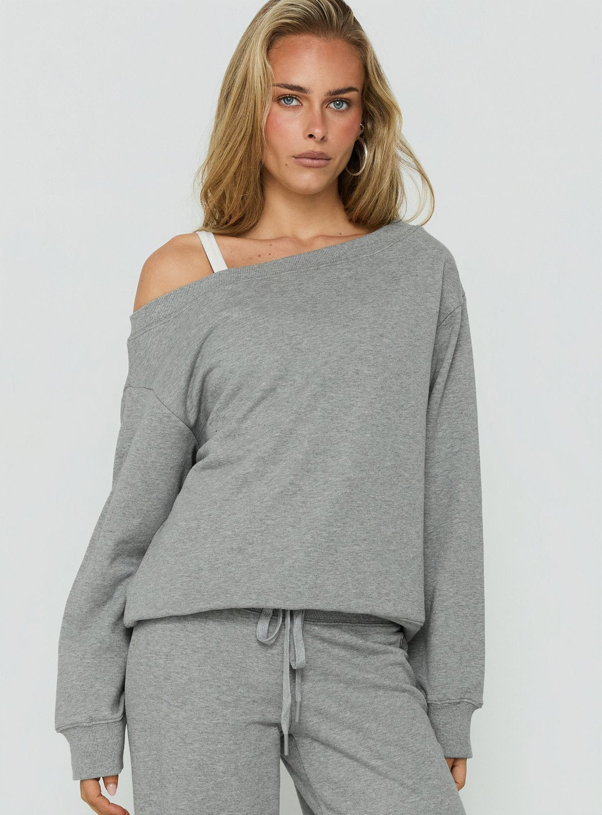 #NOVERA - Jersey Adela Gris Oscuro Jaspeado con Hombros Descubiertos -