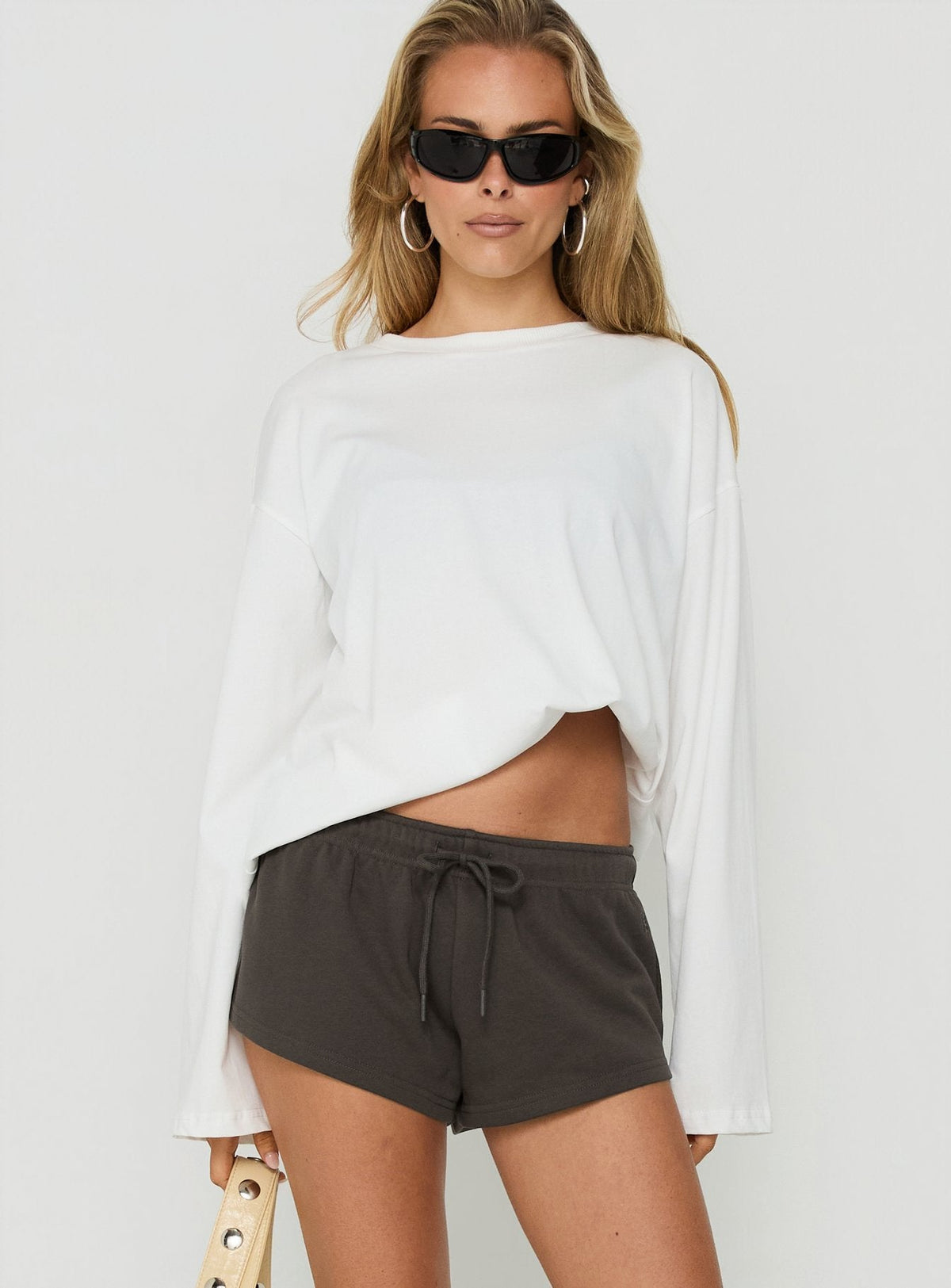 #NOVERA - Shorts Quinncy Gris Hierro de Tiro Bajo -