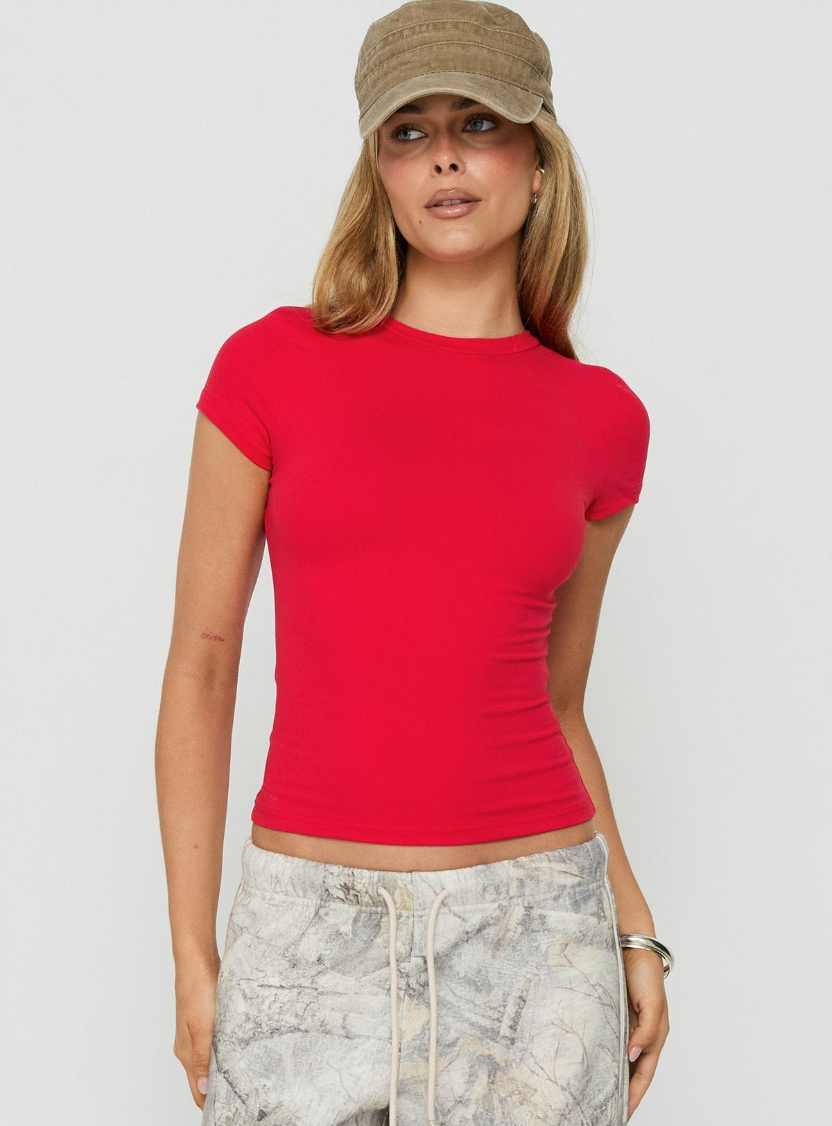 #NOVERA - Top Define Rojo de Cuello Redondo de Manga Corta -