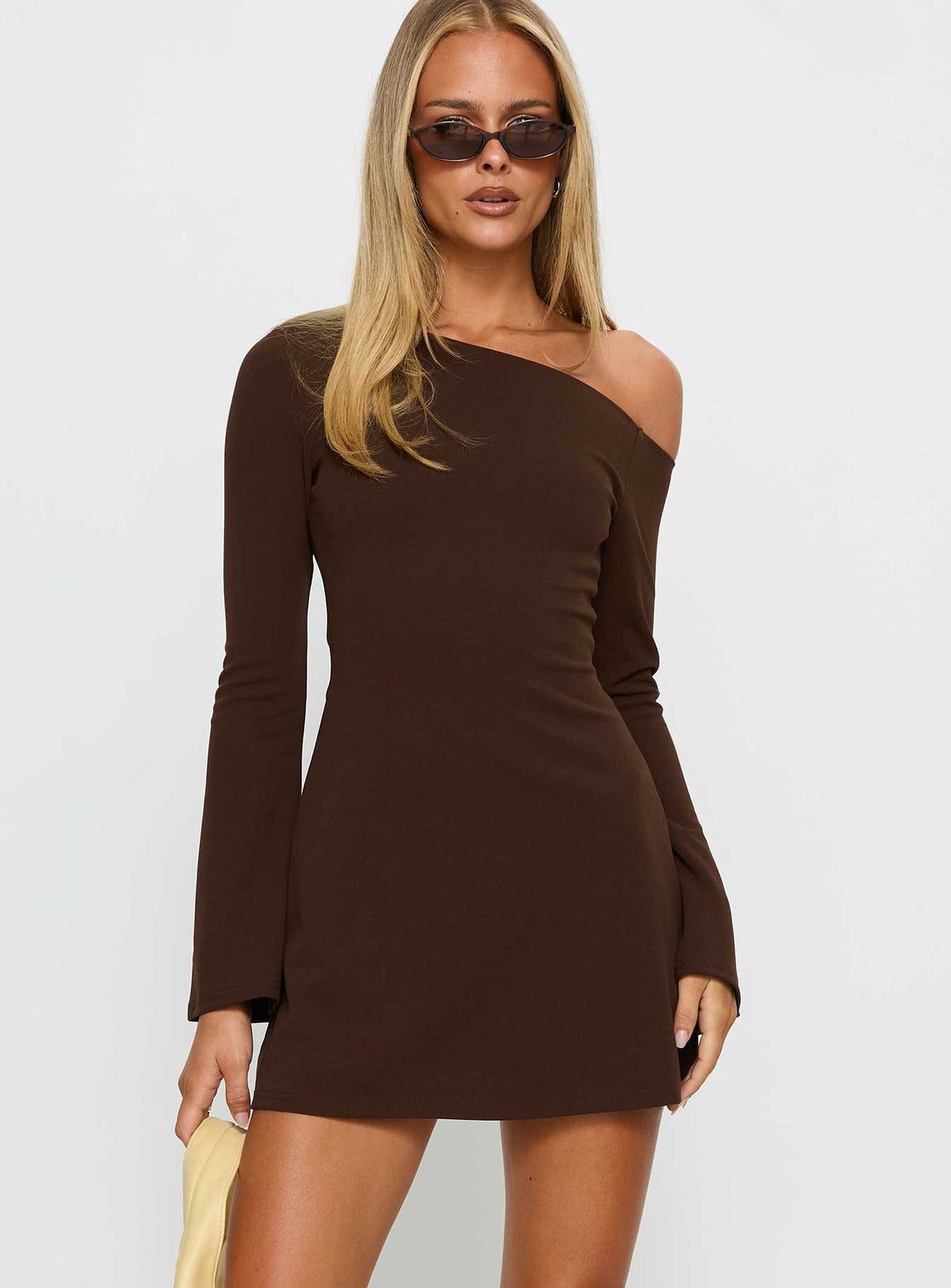 #NOVERA - Vestido Mini Adrietta Marrón de Manga Larga con Hombros Descubiertos -