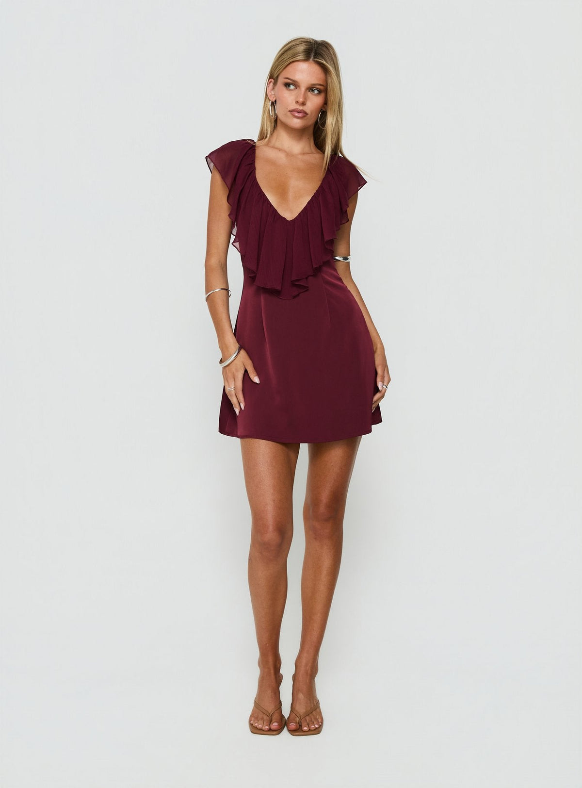 #NOVERA - Vestido Mini Madibelle Vino con Cuello en V con Volantes -