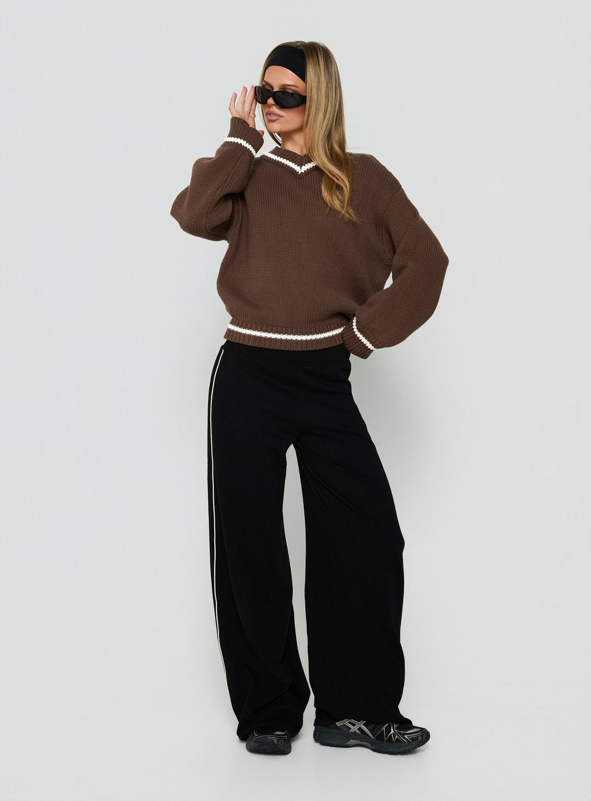 #NOVERA - Jersey Myrandah Chocolate de Rayas con Cuello en V de Manga Larga -