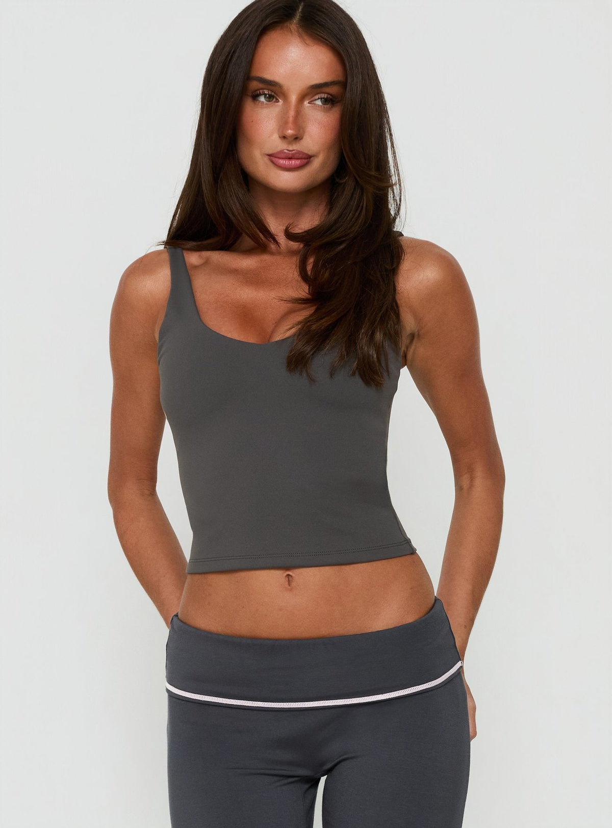 #NOVERA - Camiseta de Tirantes Define Gris Antracita con Cuello en V -