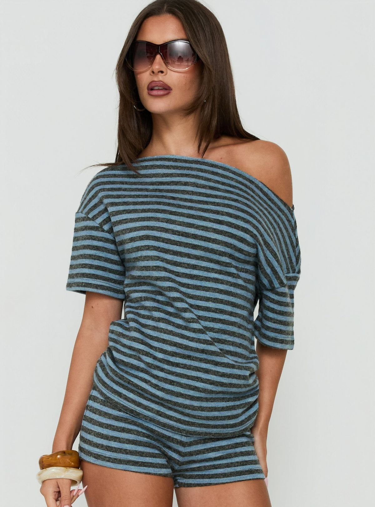 #NOVERA - Camiseta Wildlands Gris y Azul de Rayas con Hombros Descubiertos -