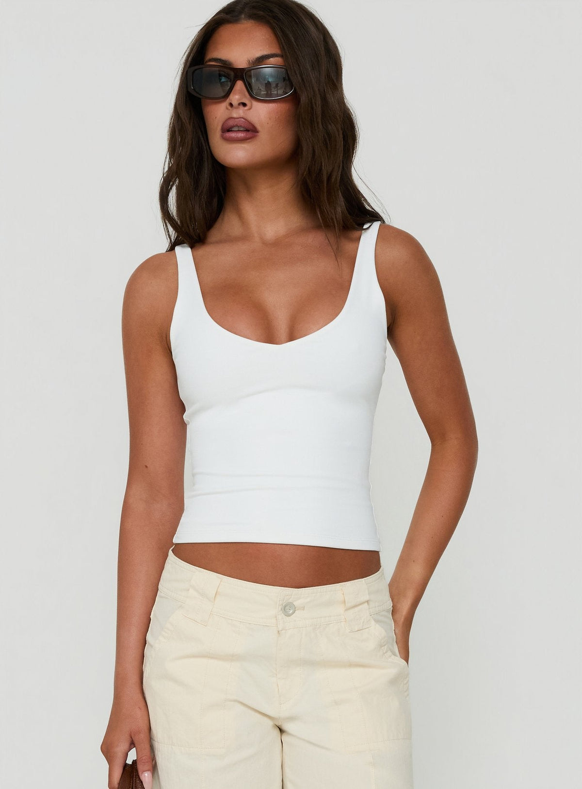 #NOVERA - Camiseta de Tirantes Define Blanca con Cuello en V -