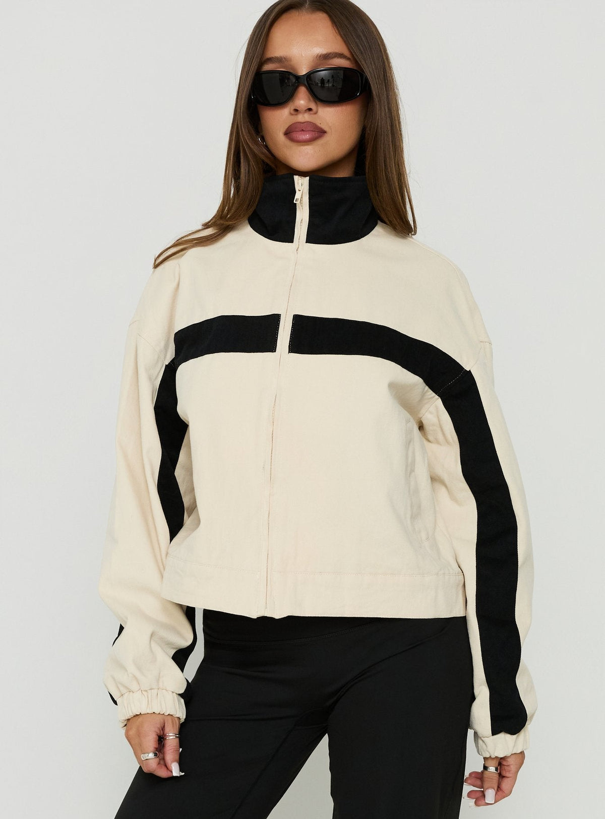 #NOVERA - Chaqueta Salma Blanca Rota y Negra de Cuello Alto -