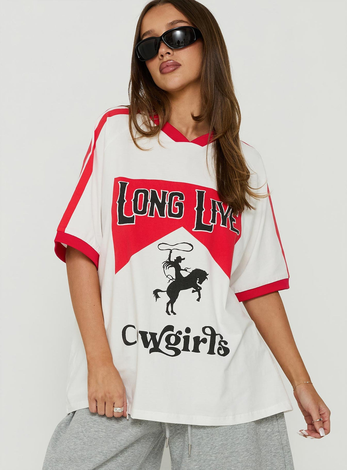 #NOVERA - Camiseta Cowgirls Blanca y Multicolor Oversize Estampada -