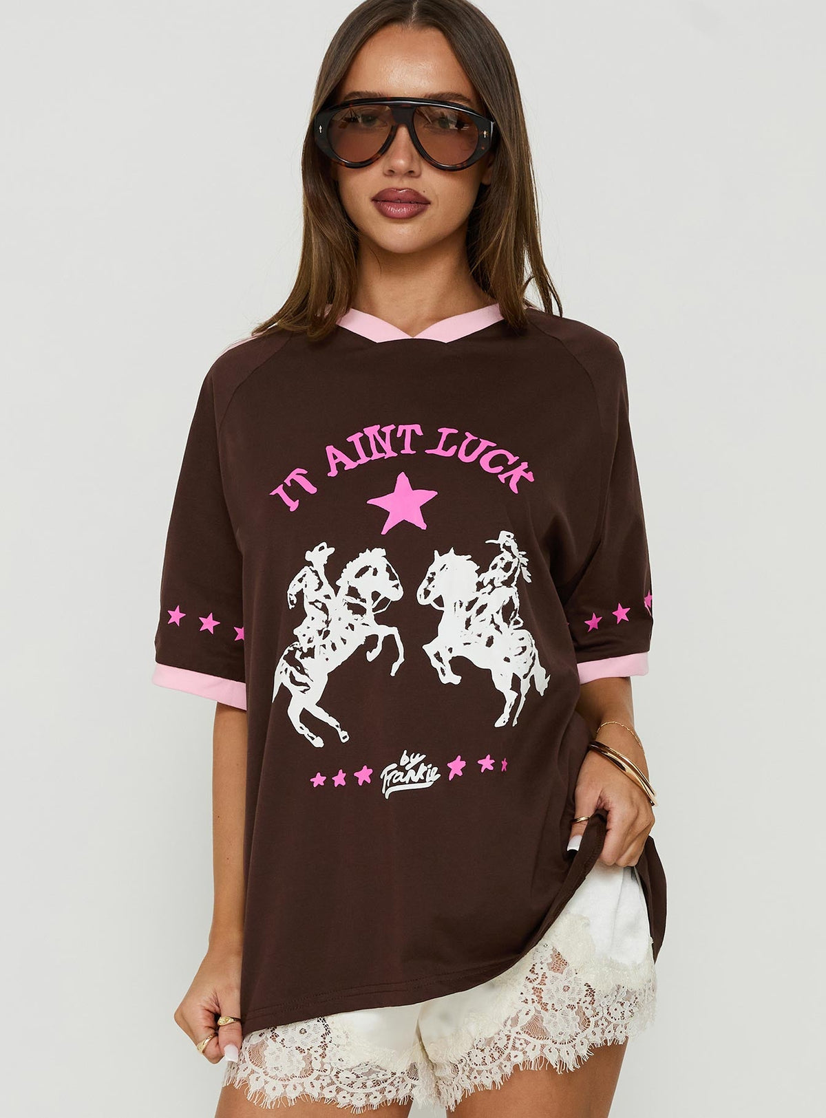#NOVERA - Camiseta Nerja Marrón y Multicolor Oversize Estampada -