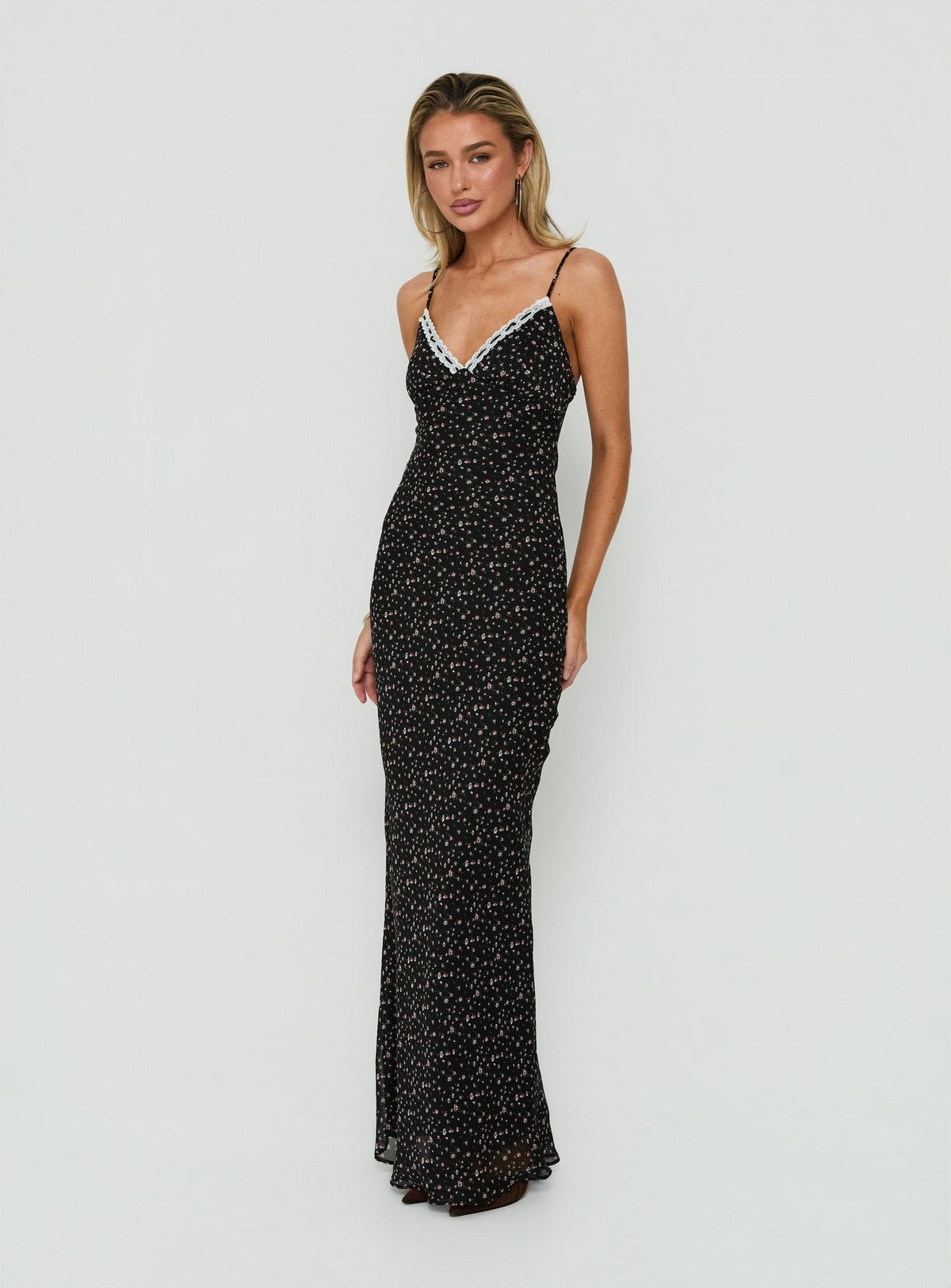 #NOVERA - Vestido Largo Alasia Negro de Flores de Encaje con Cuello en V -