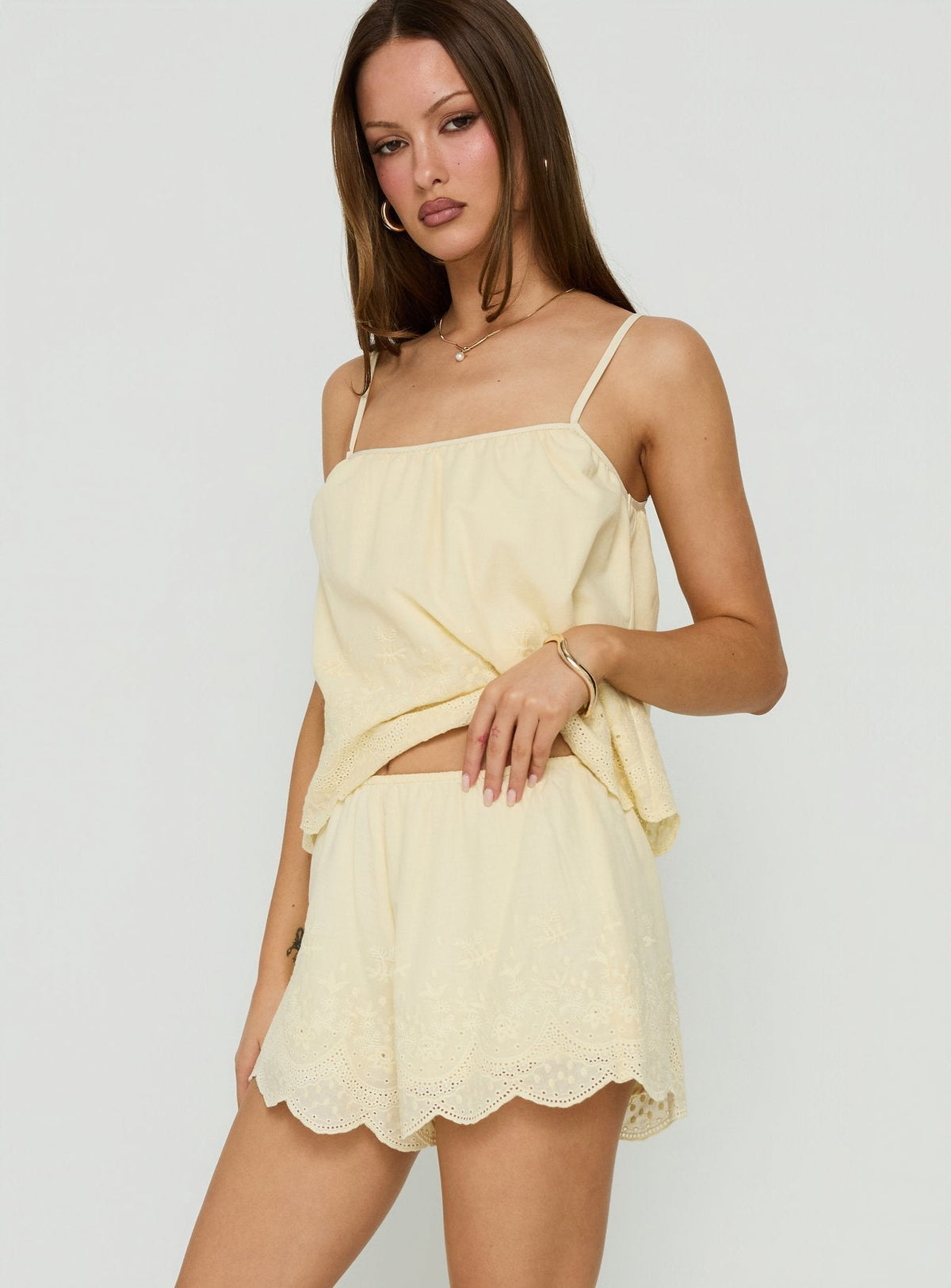 #NOVERA - Shorts Úbeda Amarillos Bordados -