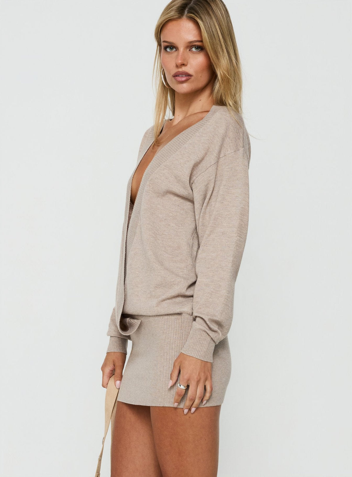 #NOVERA - Vestido Mini Kharie Topo de Escote Profundo de Manga Larga -