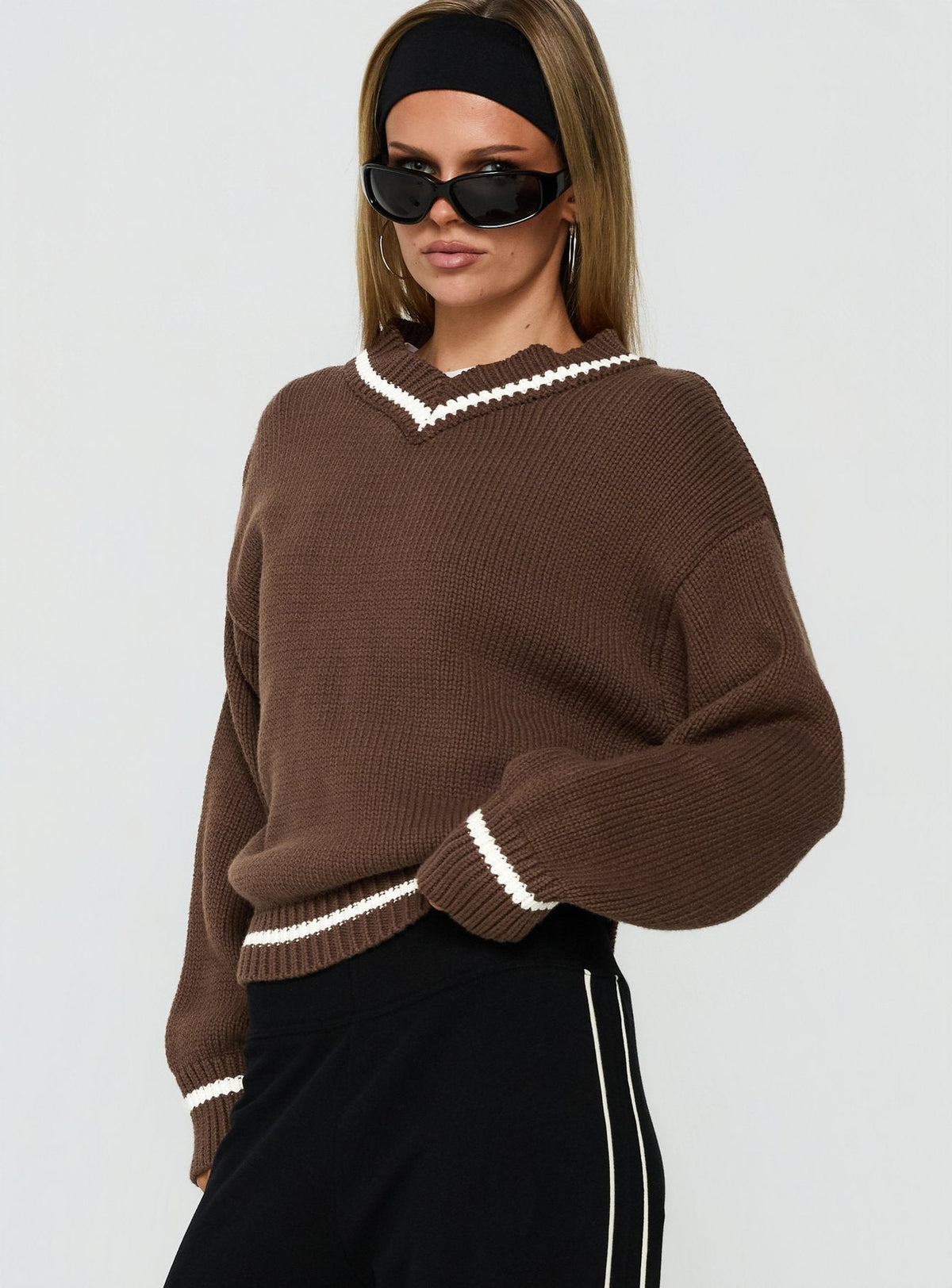 #NOVERA - Jersey Myrandah Chocolate de Rayas con Cuello en V de Manga Larga -
