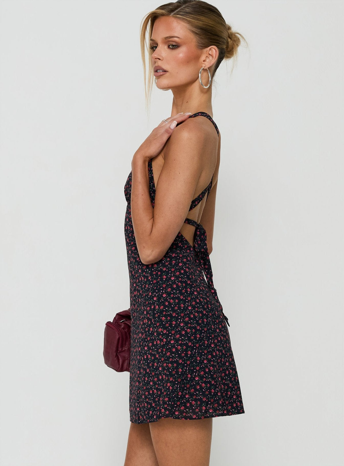 #NOVERA - Vestido Mini Rosabelle Azul Marino y Rojo de Flores Halter de Satén -