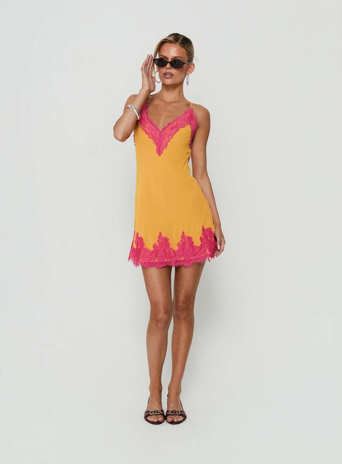 #NOVERA - Vestido Mini Macarena Dorado y Fucsia de Encaje -