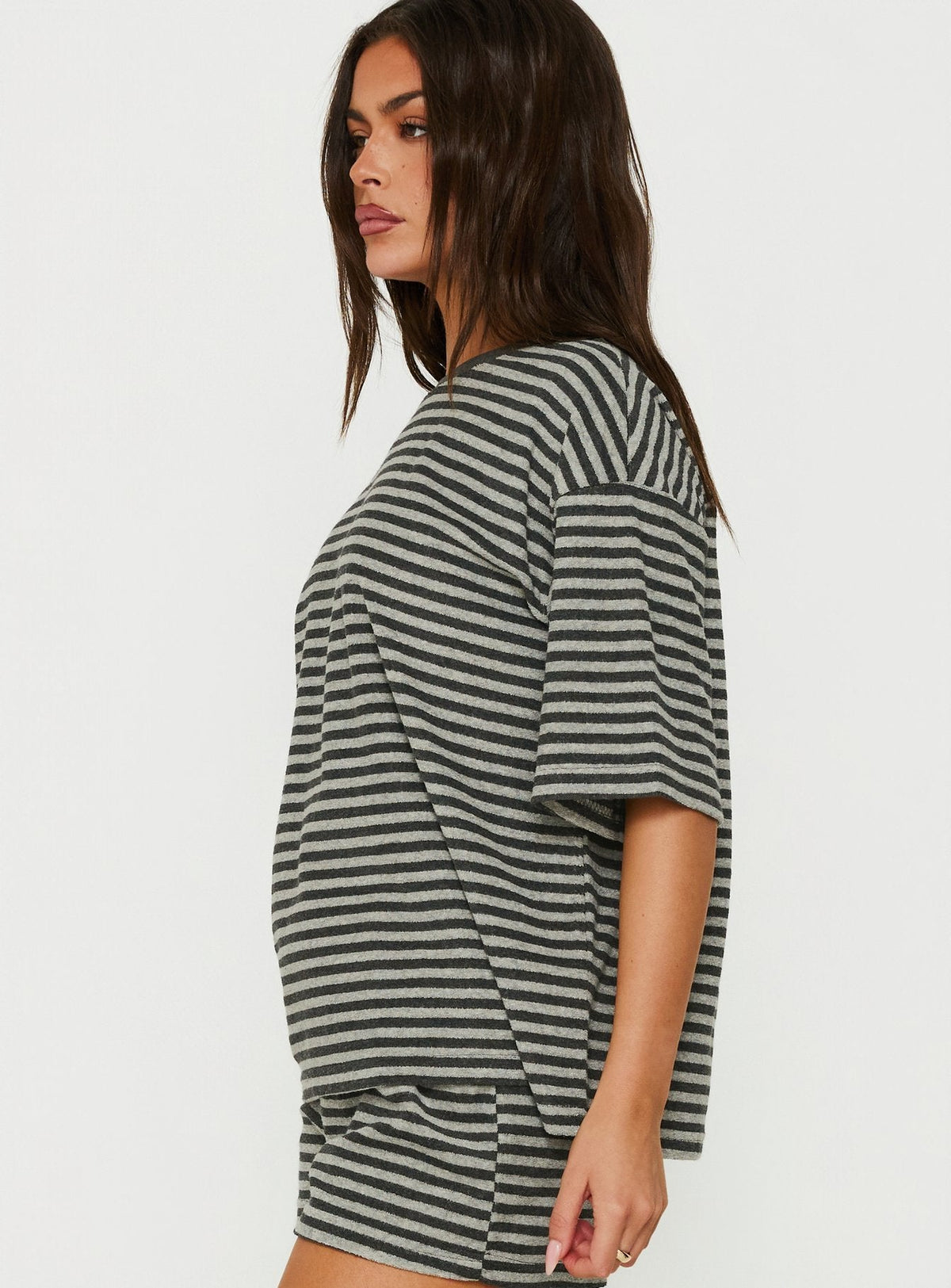 #NOVERA - Camiseta Selvina Gris de Rayas Oversize -